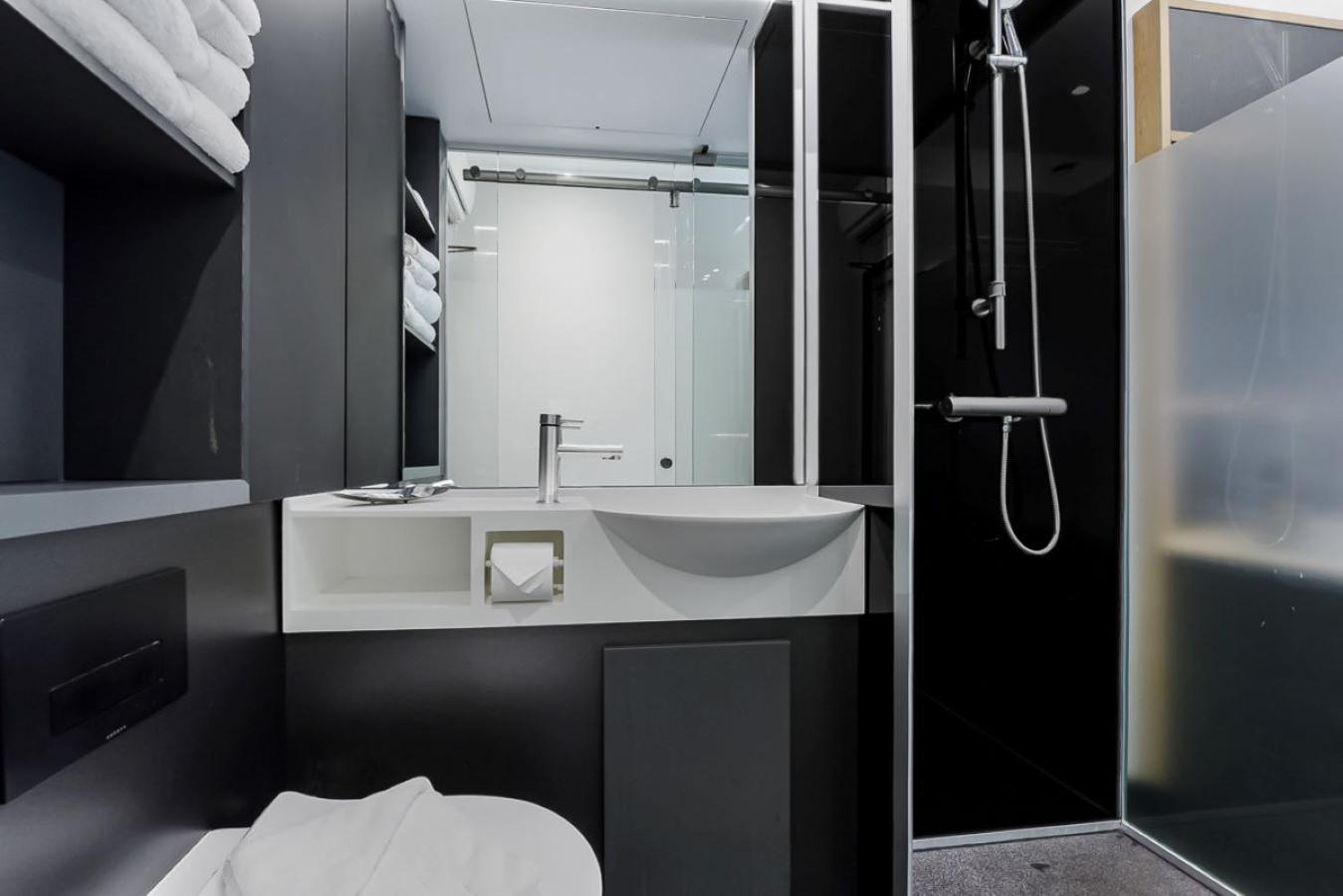Habitación con cama grande