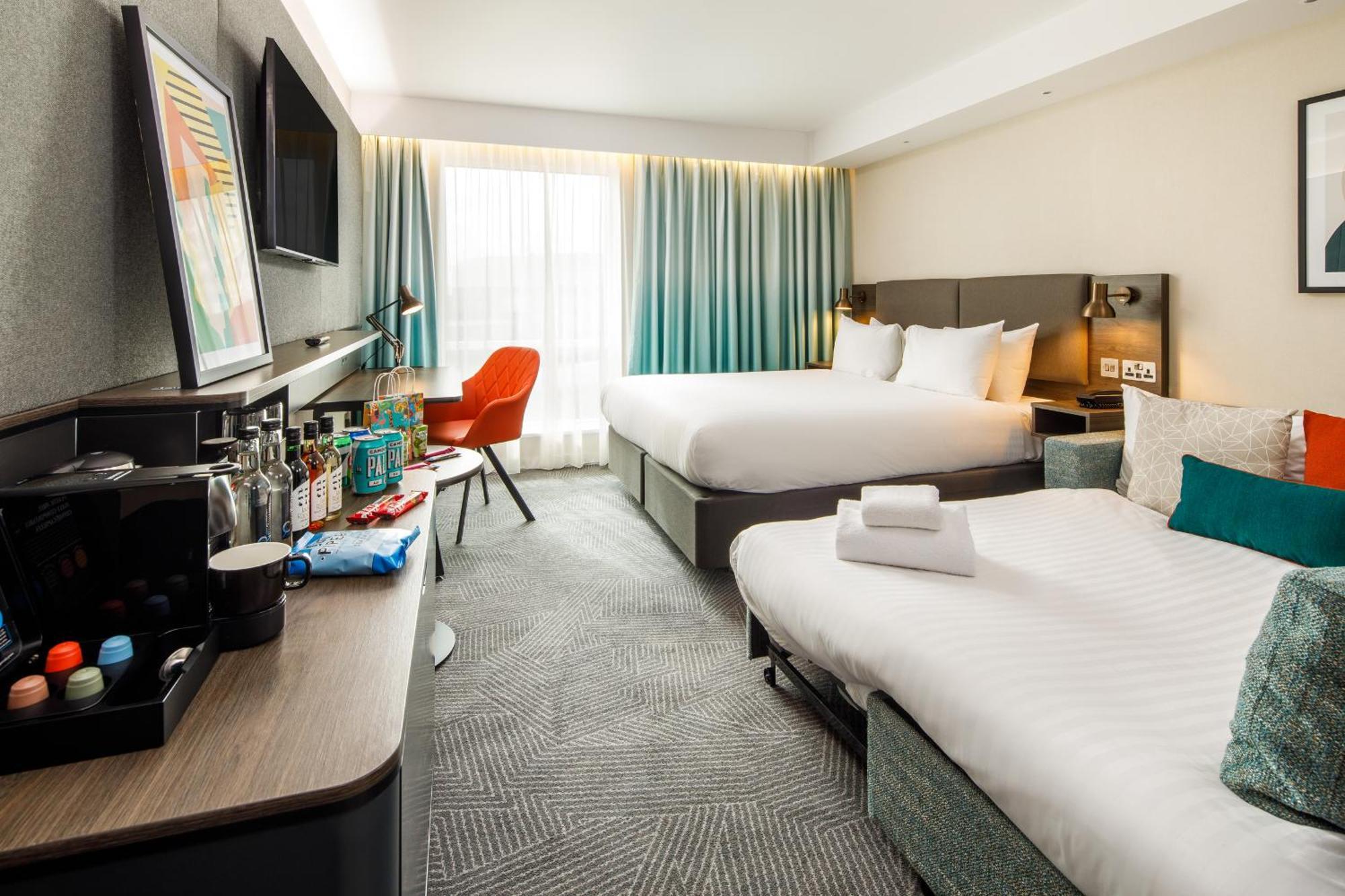 Habitación Premium con cama grande y sofá cama