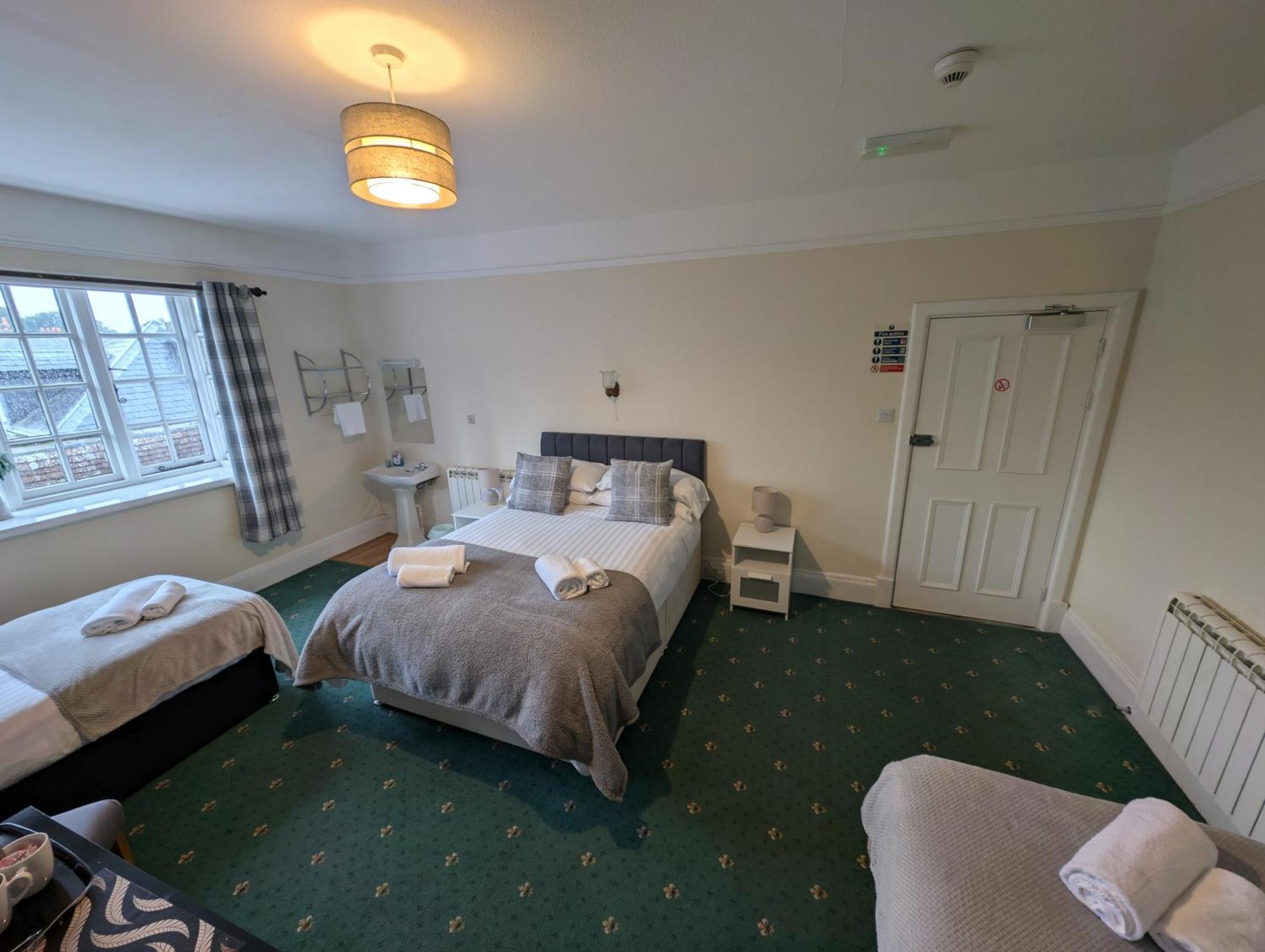 Vierbettzimmer mit Gemeinschaftsbad