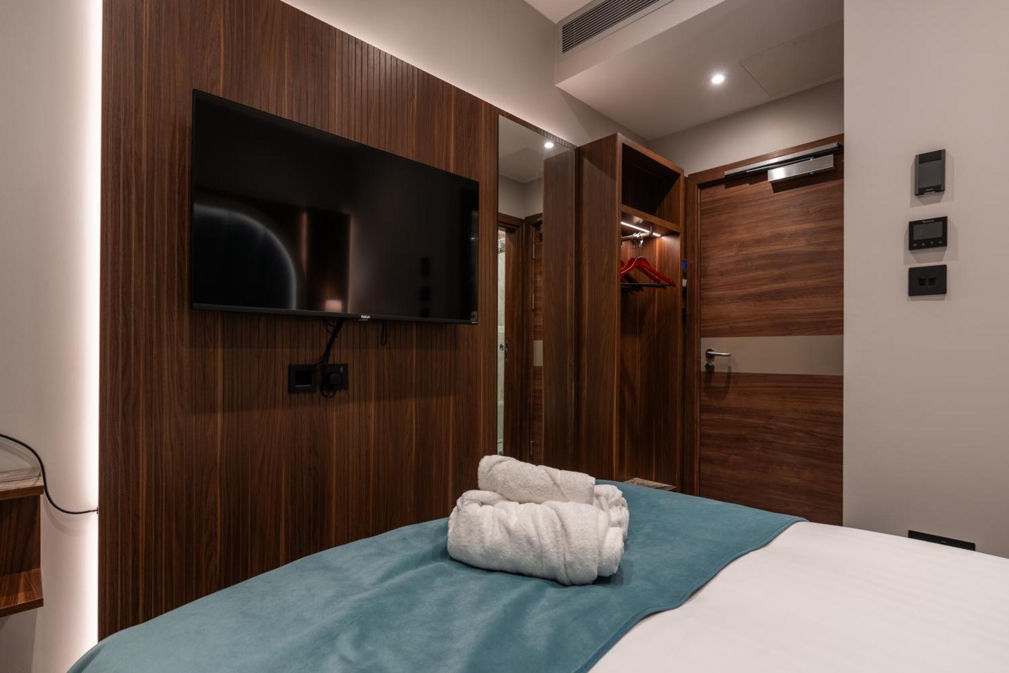 Small Double Room Lower Ground Floor