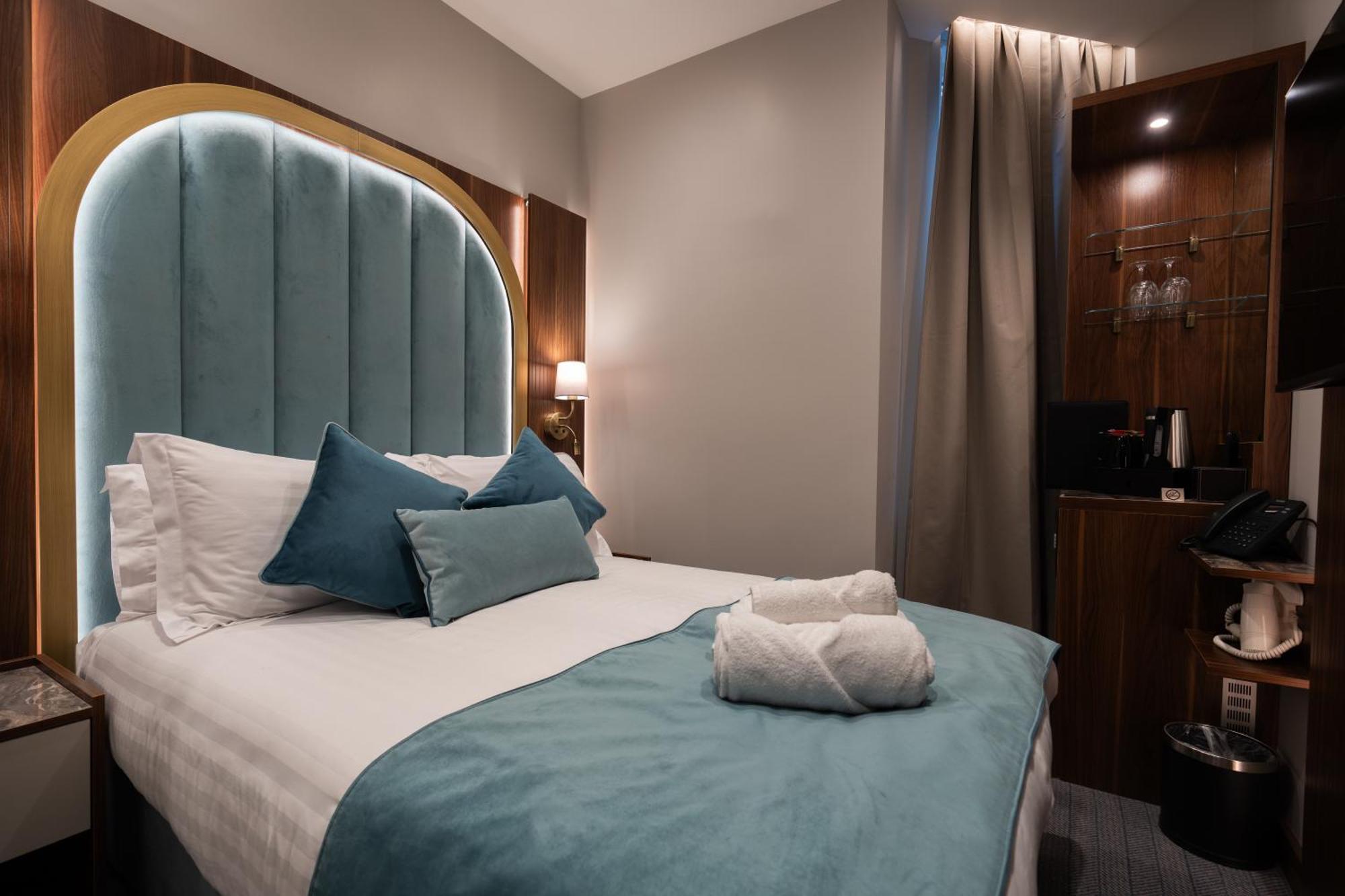 Small Double Room Lower Ground Floor