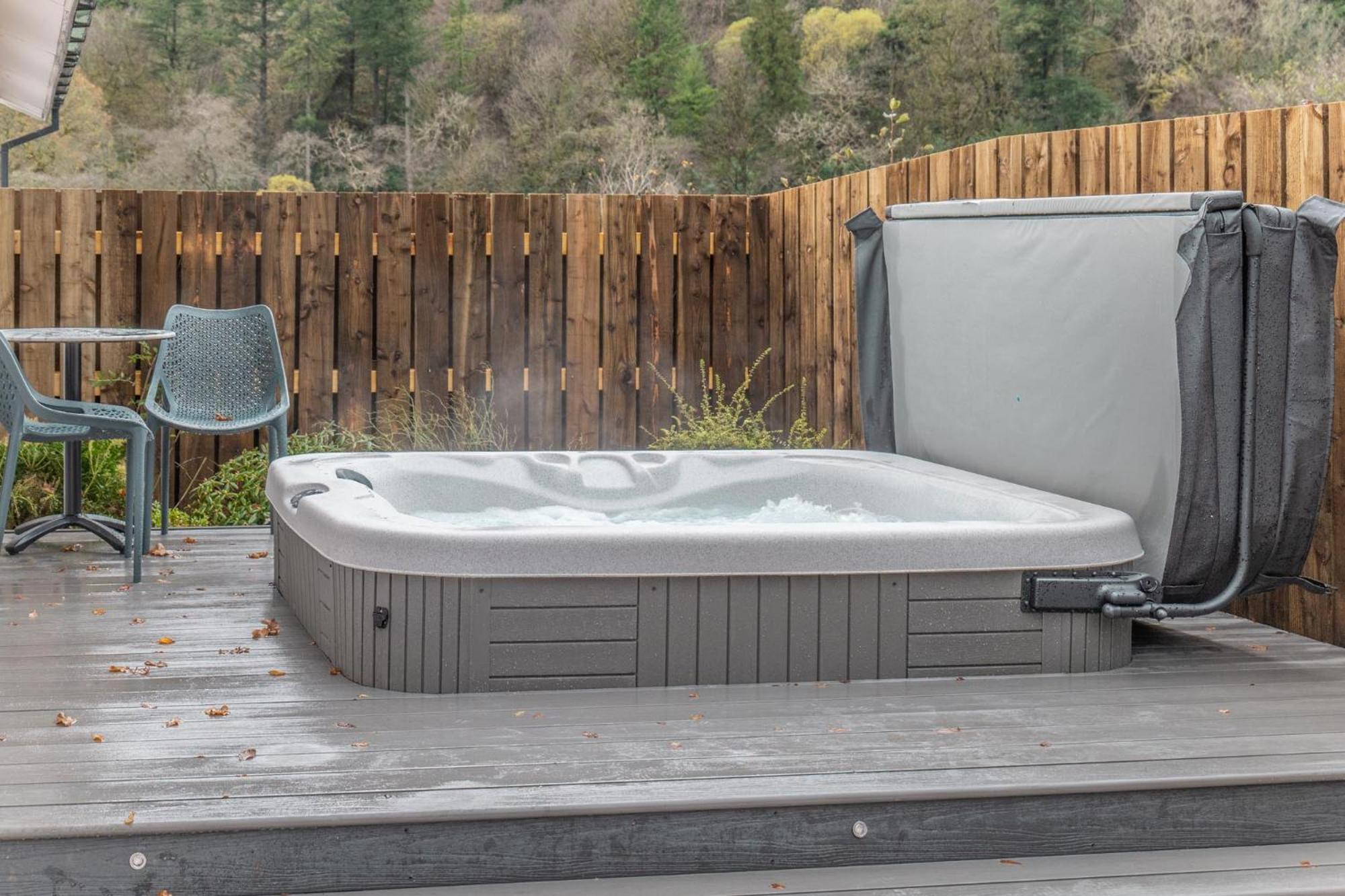 Pet friendly Hot Tub Cottage 2 Bed