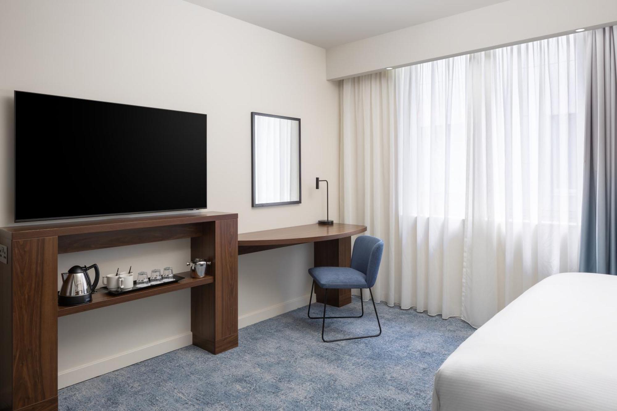 Queen Room Accessible