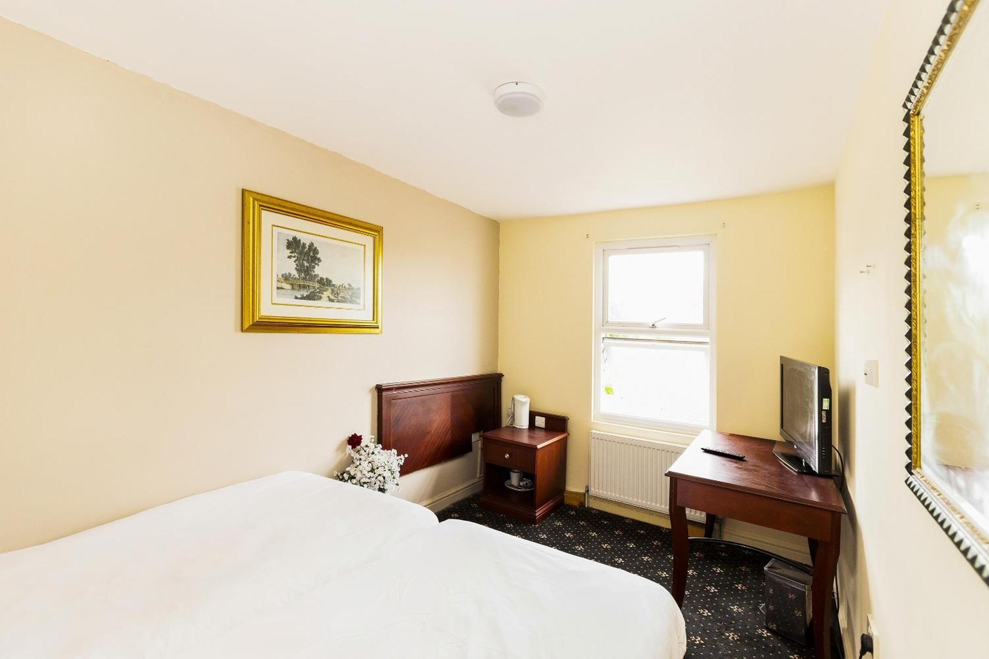 Standard Twin Room with Shared Bathroom