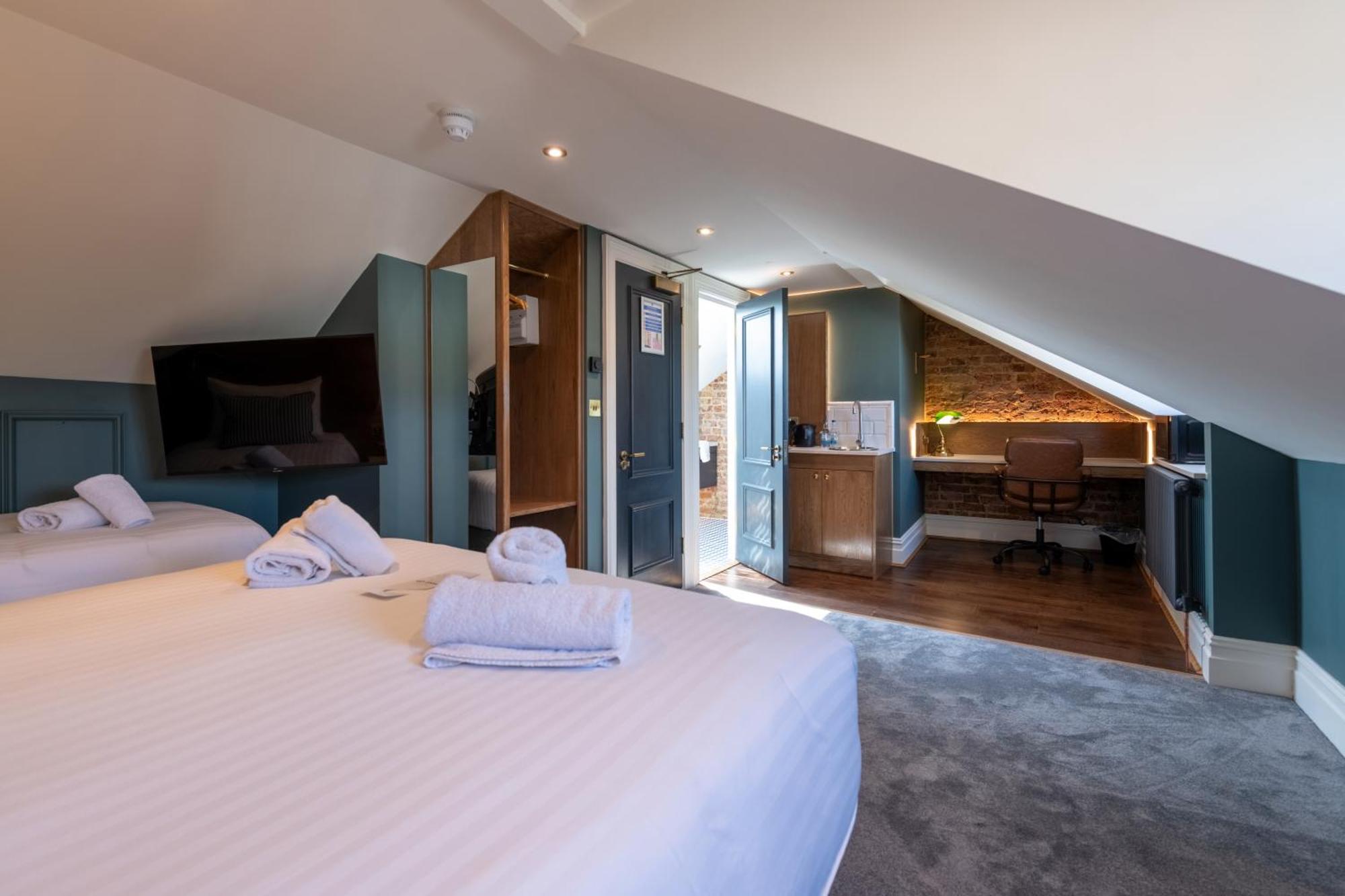 Comfort Triple Room Shower