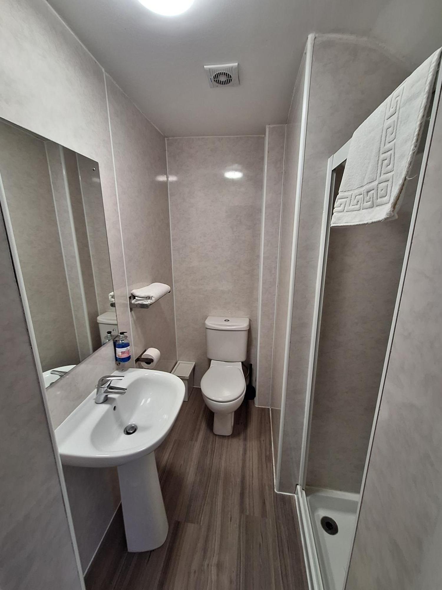 Twin Room Private Bathroom