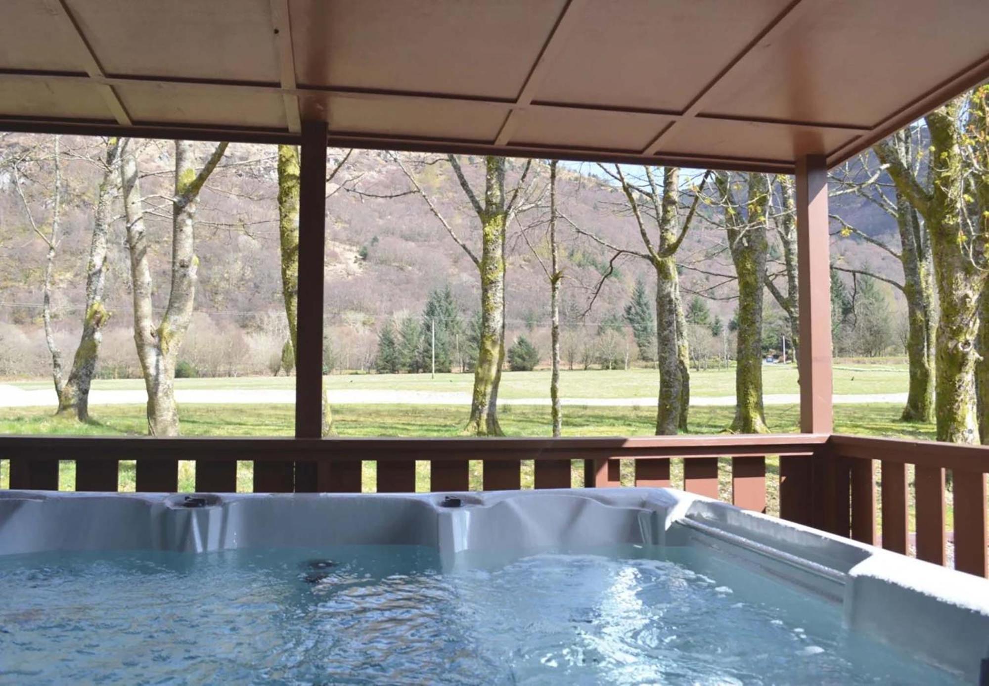 Pet Friendly Hot Tub Cottage 4 Bed