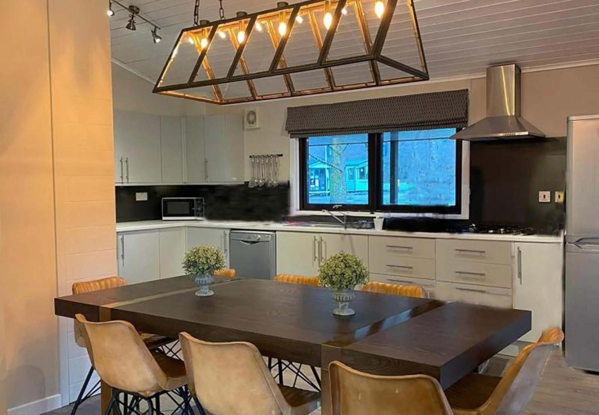 Pet Friendly Hot Tub Cottage 4 Bed