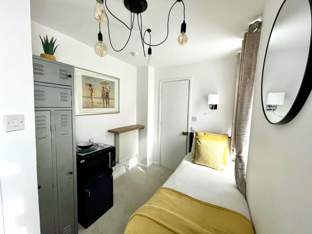 Small Single Room,1690937863:JPEG
