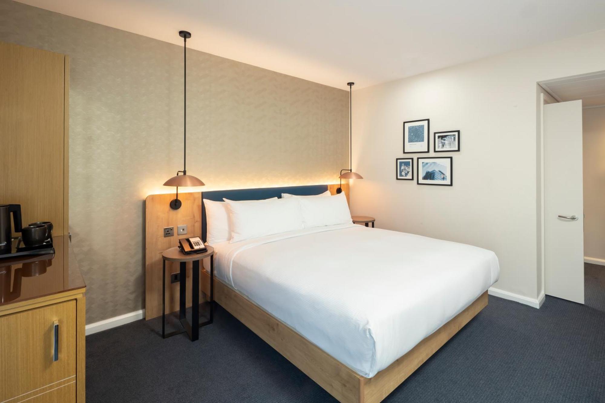 Queen Room Accessible