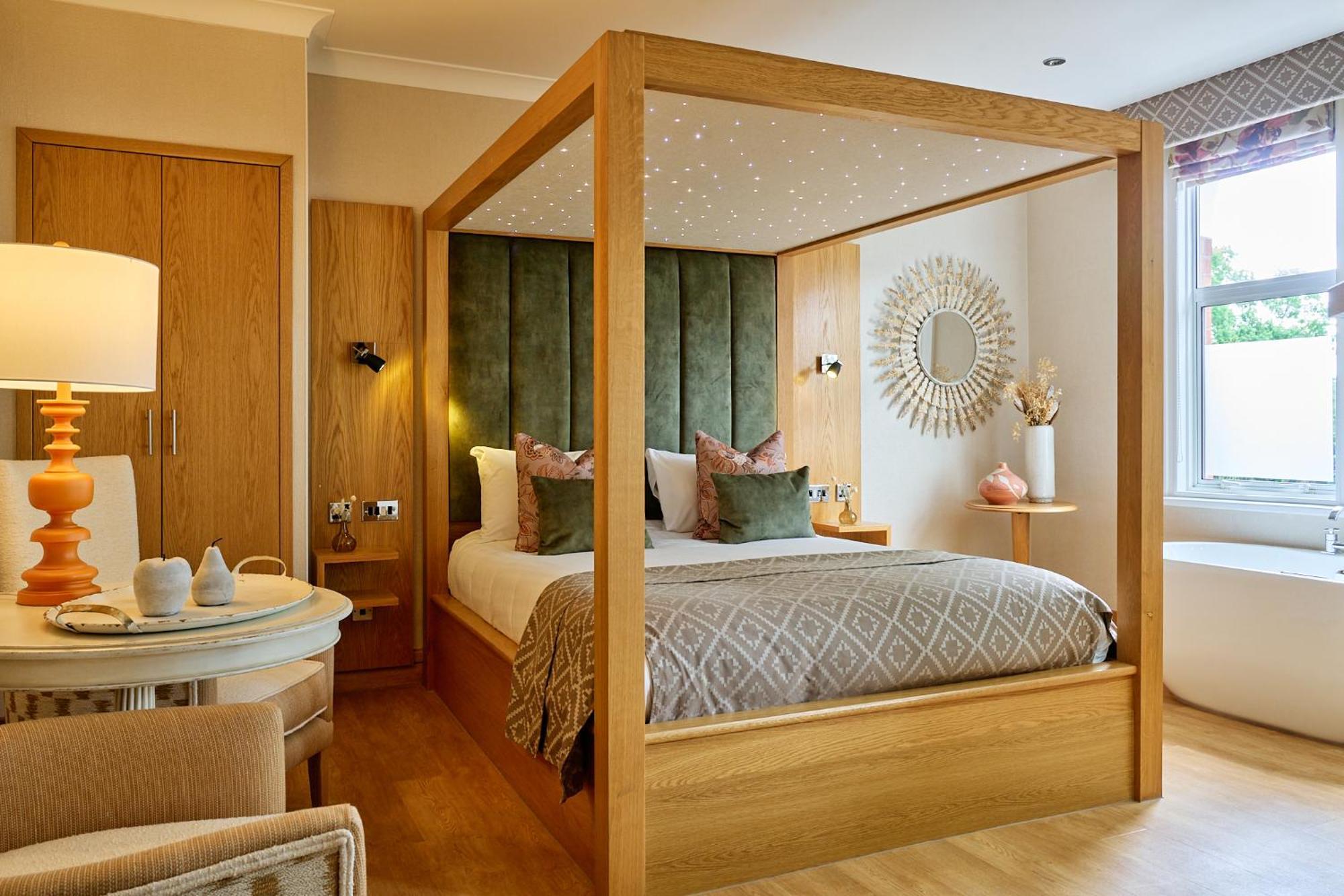Double Room Four Poster Bed