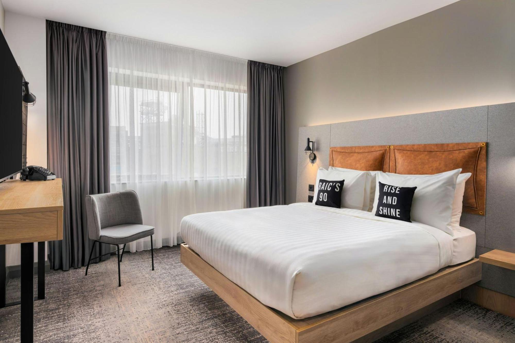Moxy Queen Room