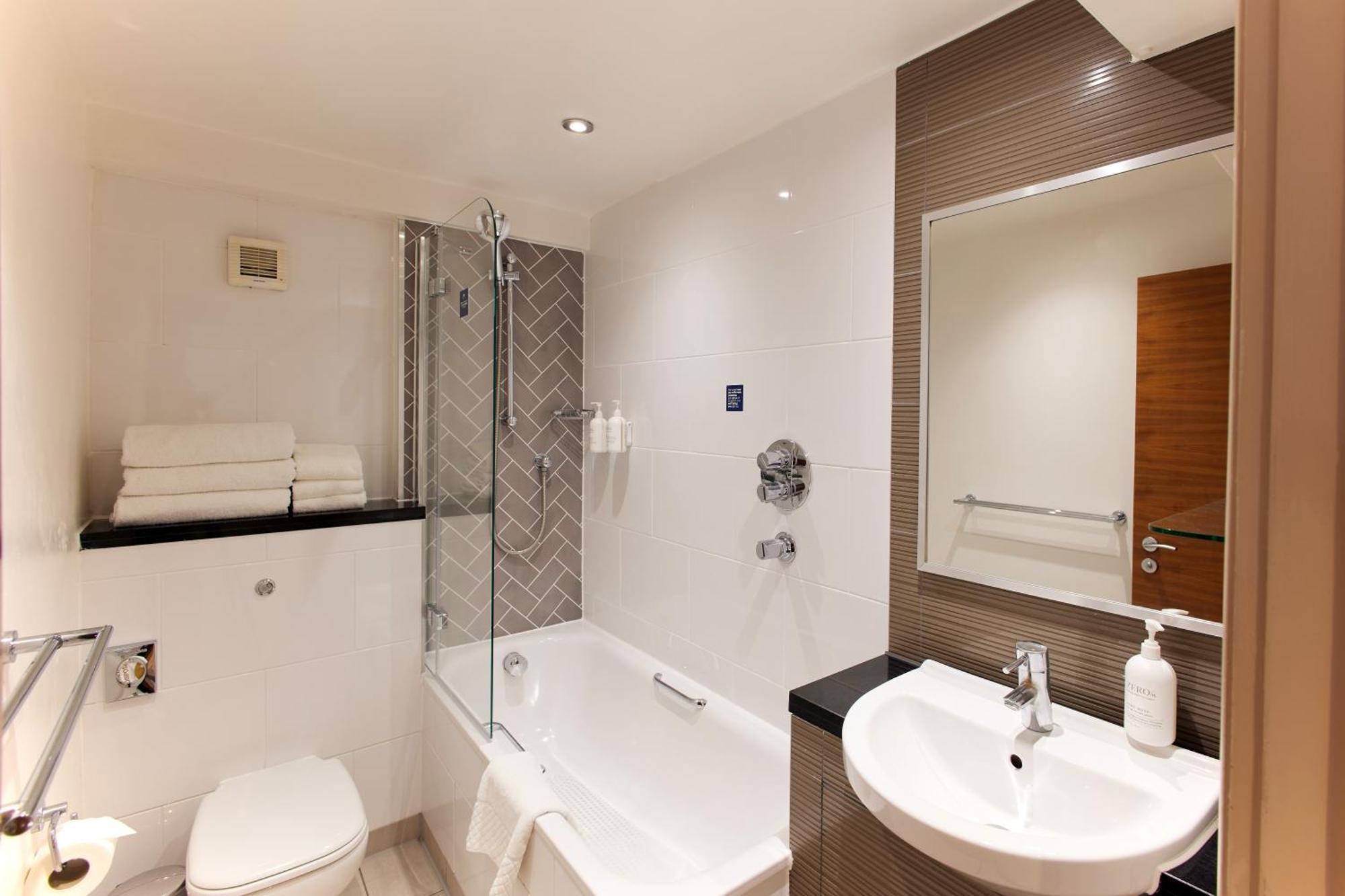 Quarto deluxe com 2 camas de solteiro e vista do jardim