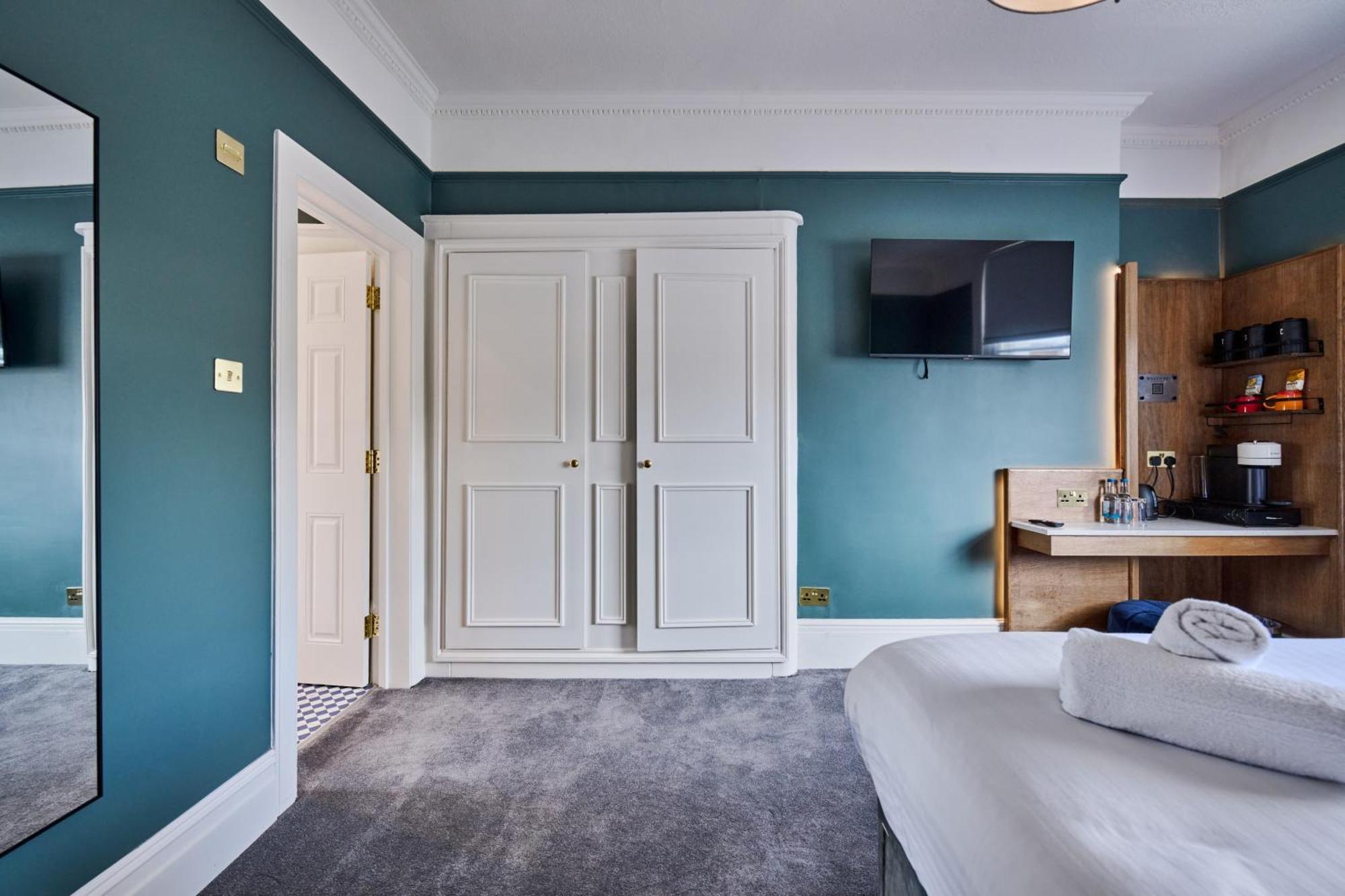 Large Double Room Bath