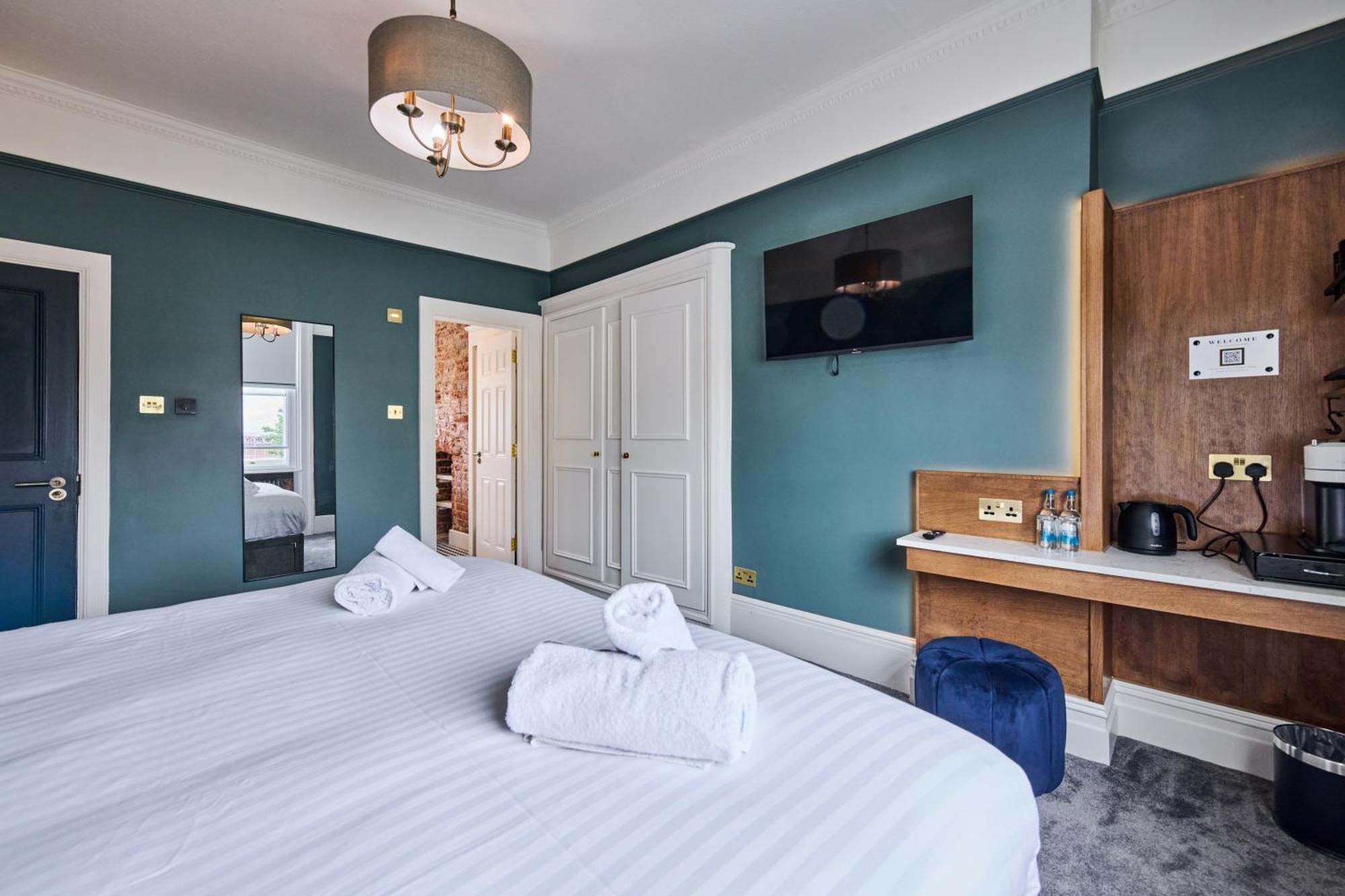 Large Double Room Bath