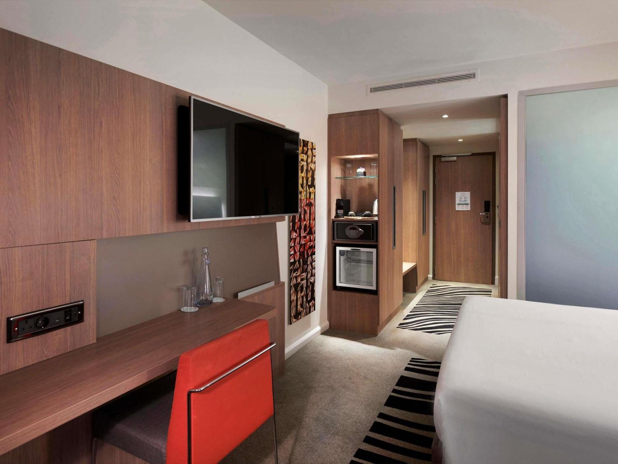 Quarto Queen Superior com Sofá-Cama