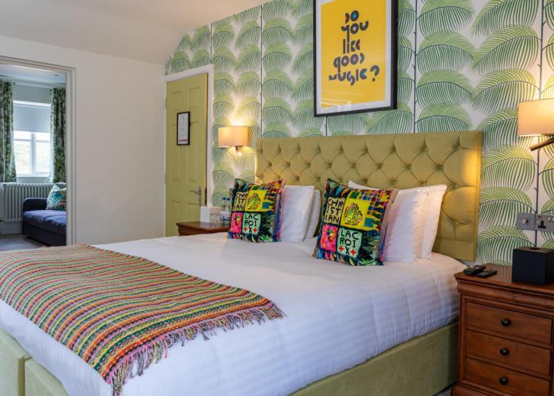 Junior Suite King Bed Courtyard View Non-Smoking