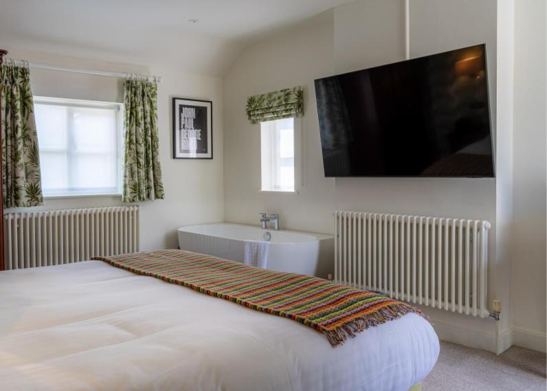 Junior Suite King Bed Courtyard View Non-Smoking
