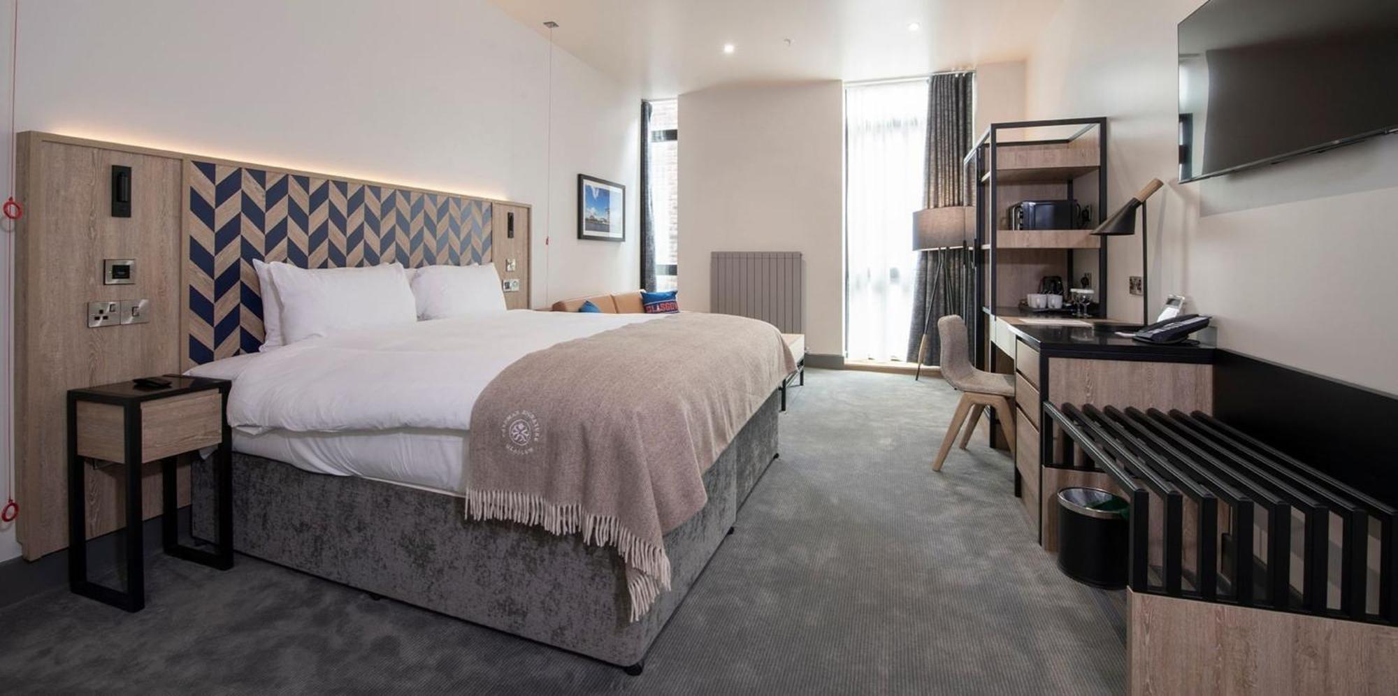 Chambre 1 Grand Lit King-Size pour Personnes à Mobilité Réduite
