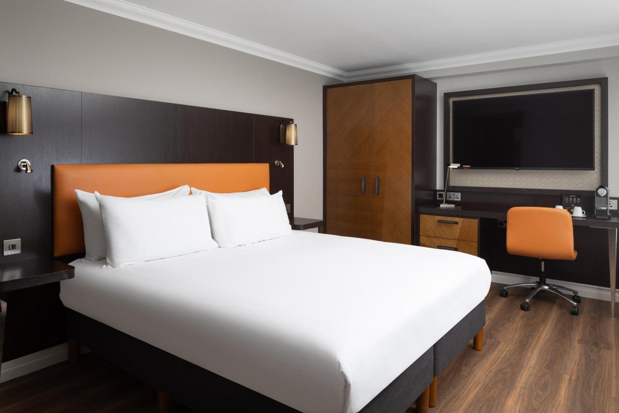 Deluxe Corner King Room