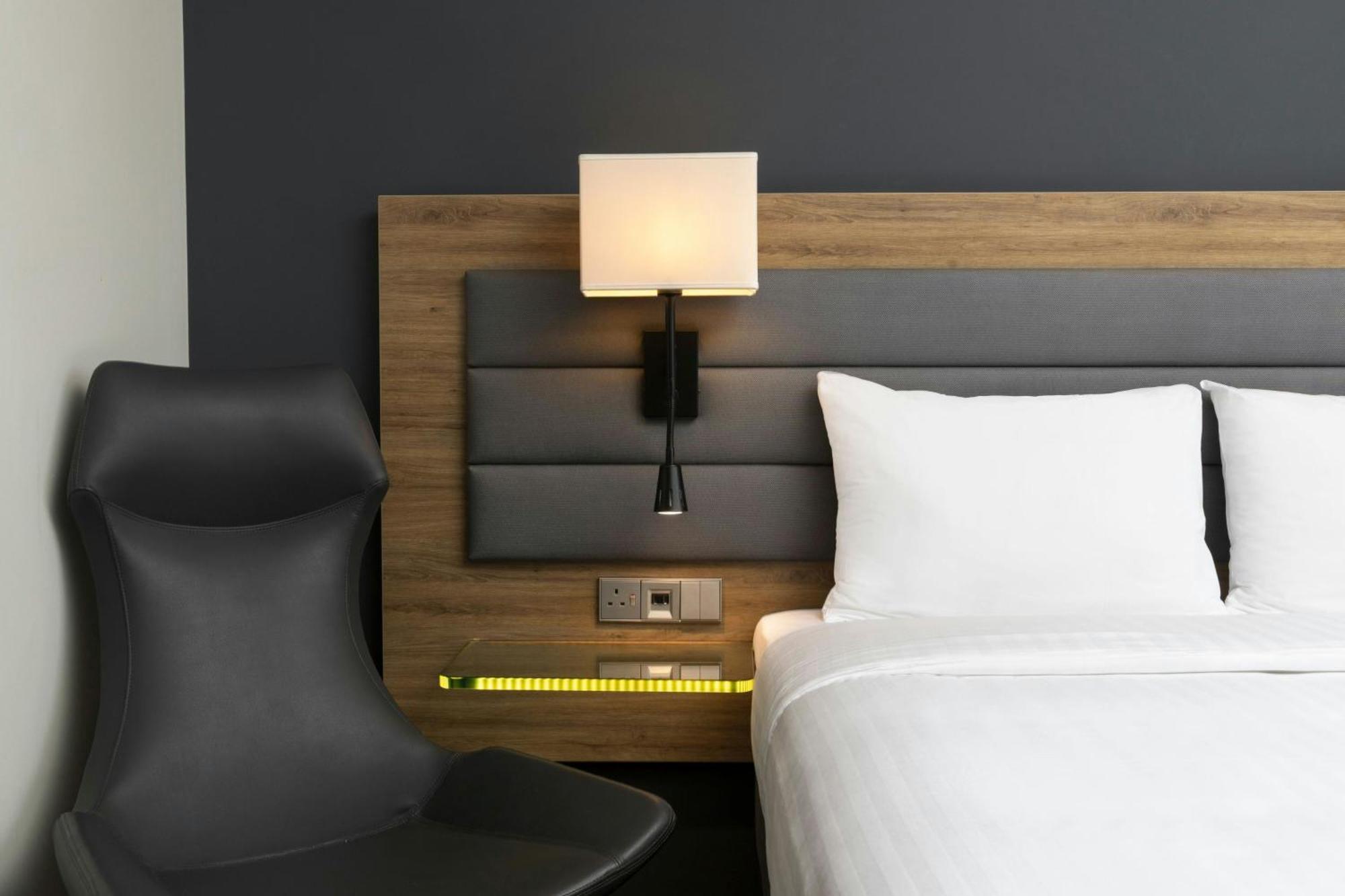Moxy Queen Room