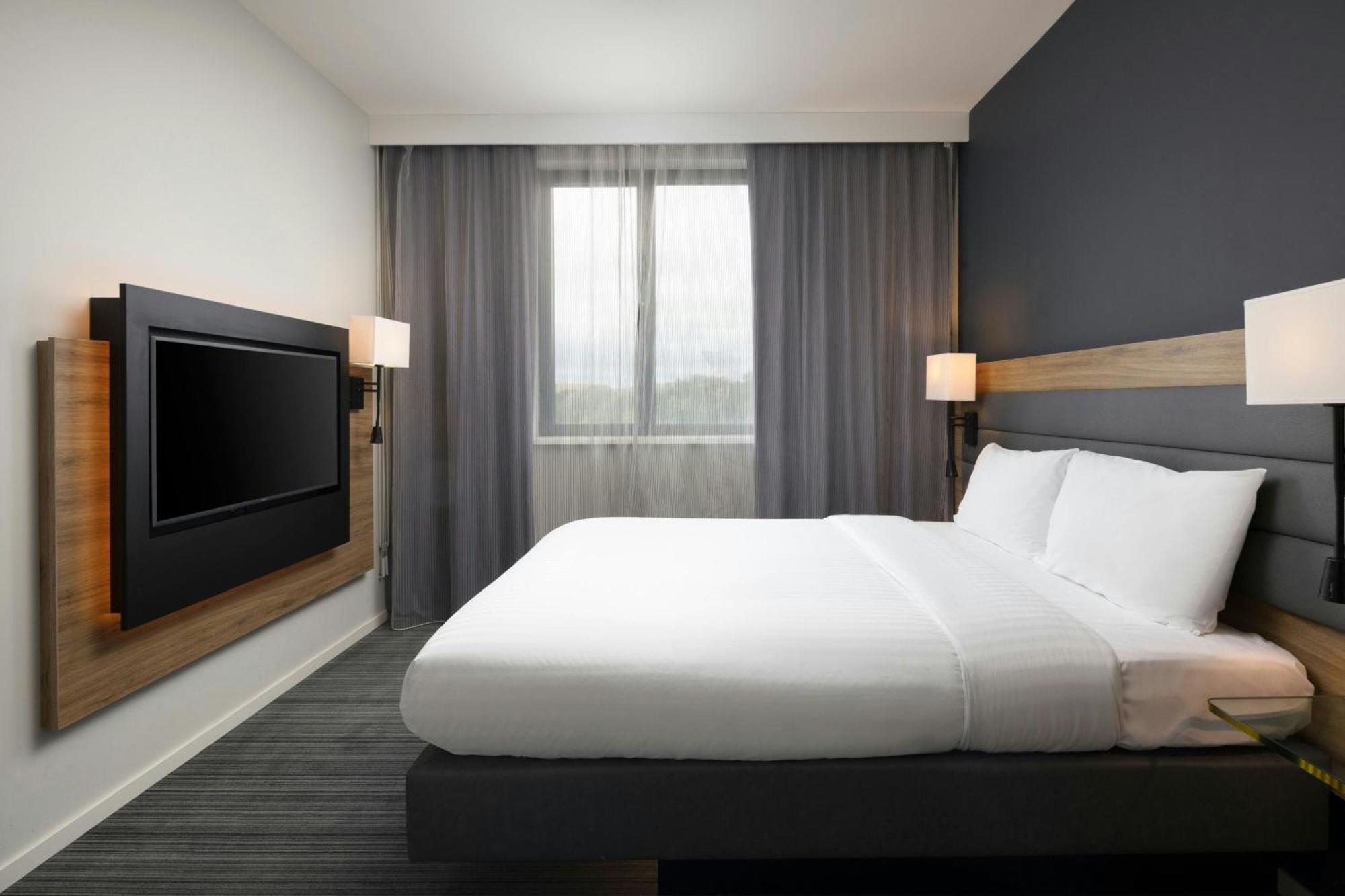 Moxy Queen Room