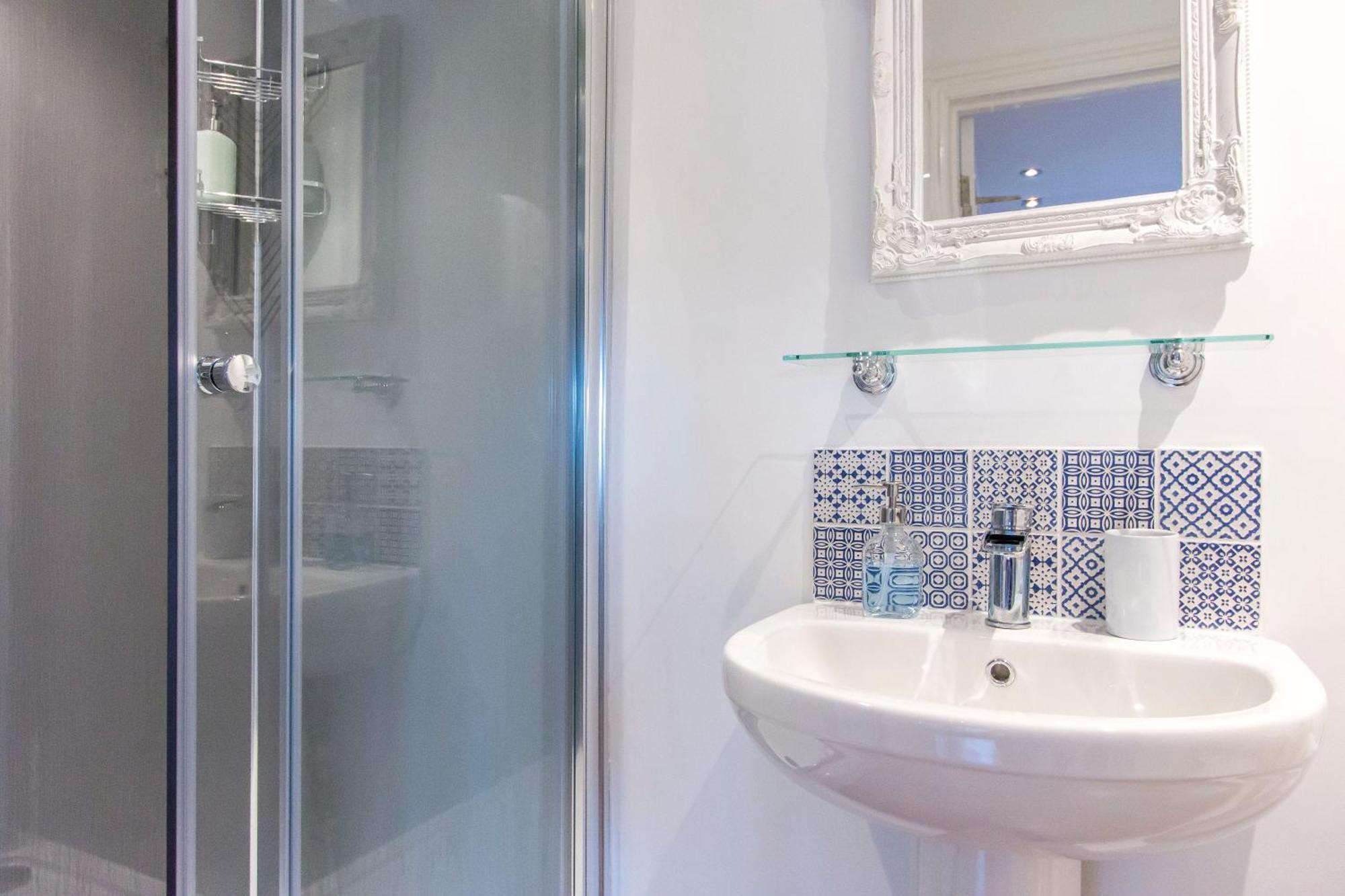 Comfort Triple Room Shower