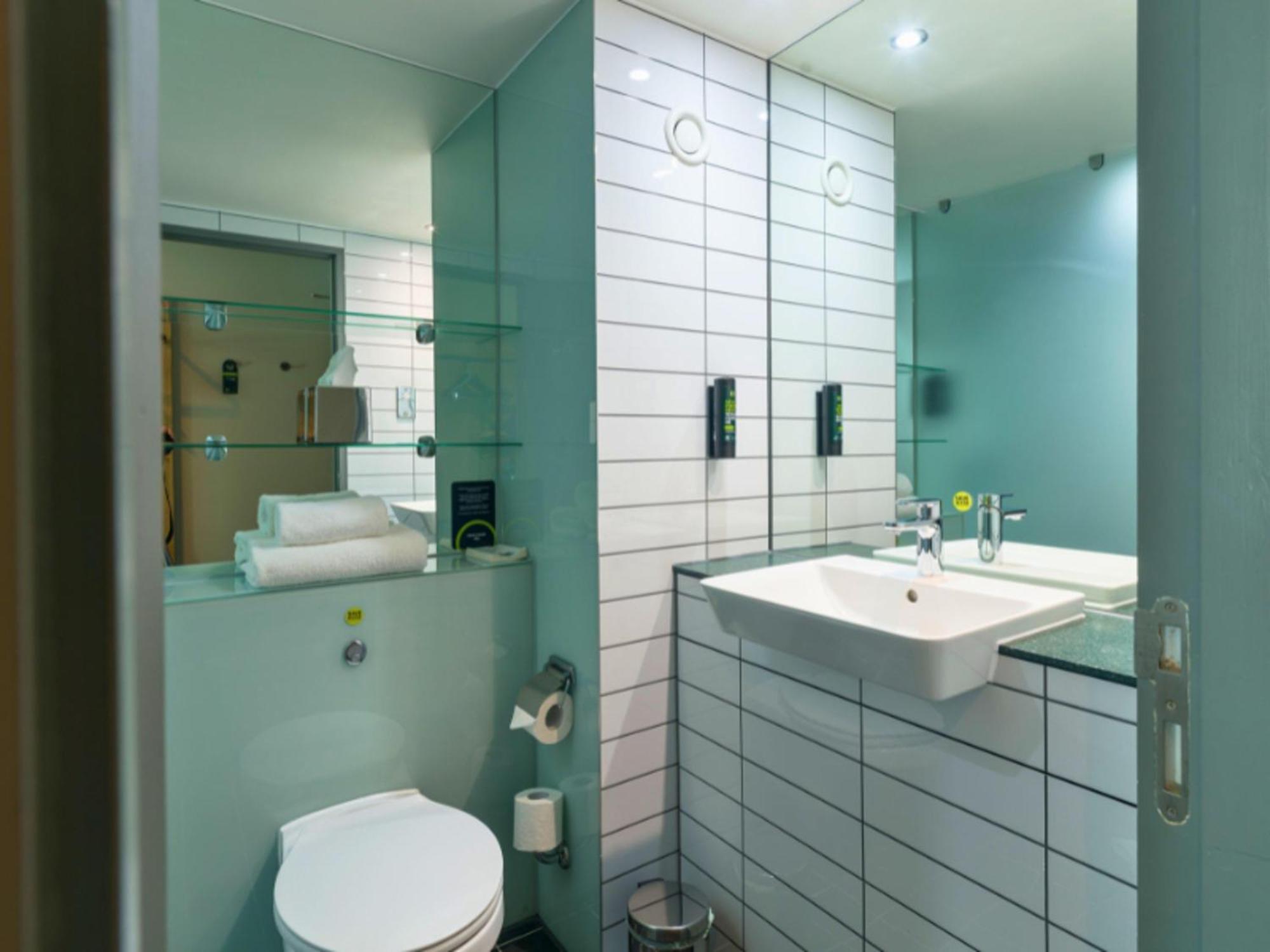 Twin Room,1758296521:JPEG