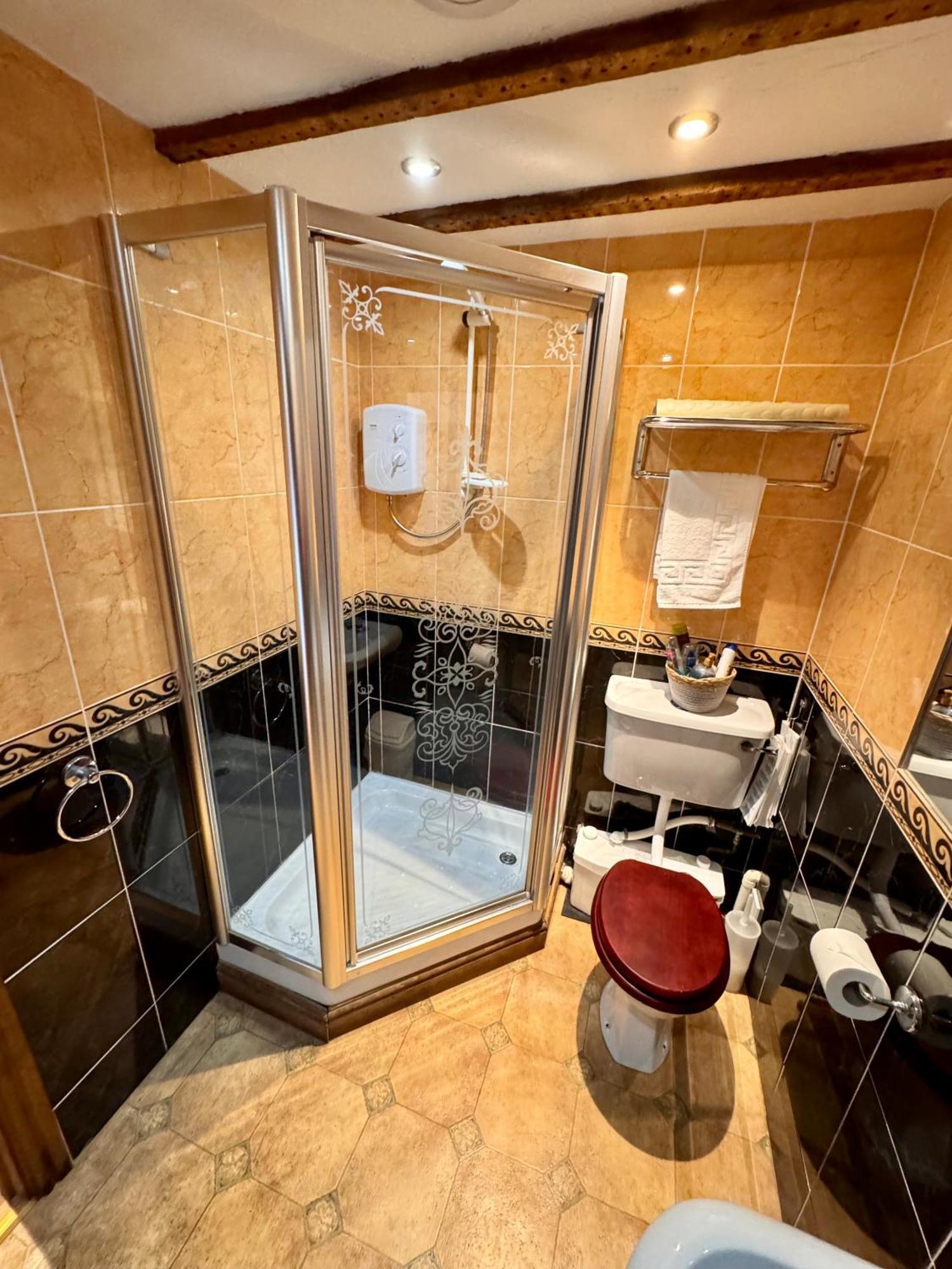 Deluxe King Room Shower