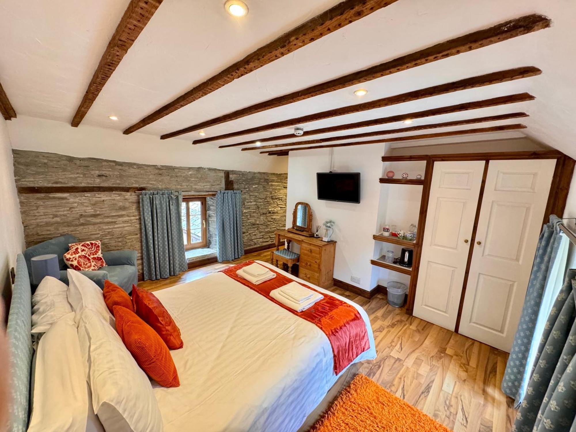 Deluxe King Room Shower