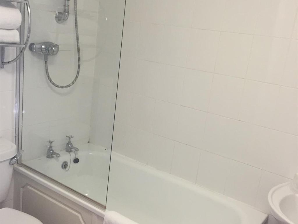 Twin Room Private Bathroom,1765812897:JPEG