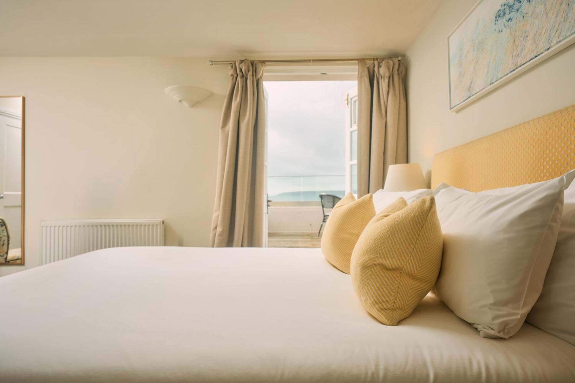 Signature View Double (Pet-Free)
