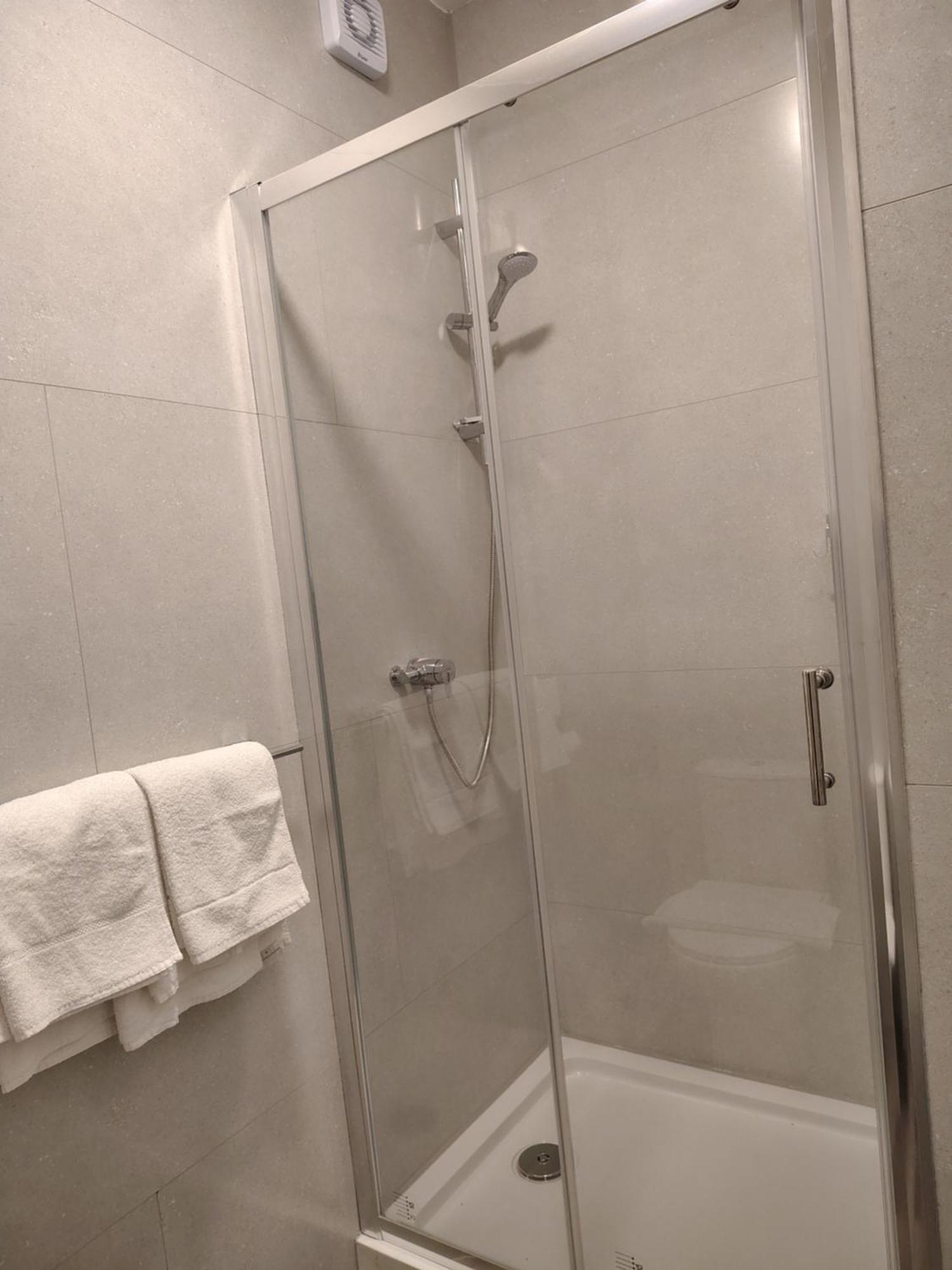 Standard Family Room Ensuite Bathroom
