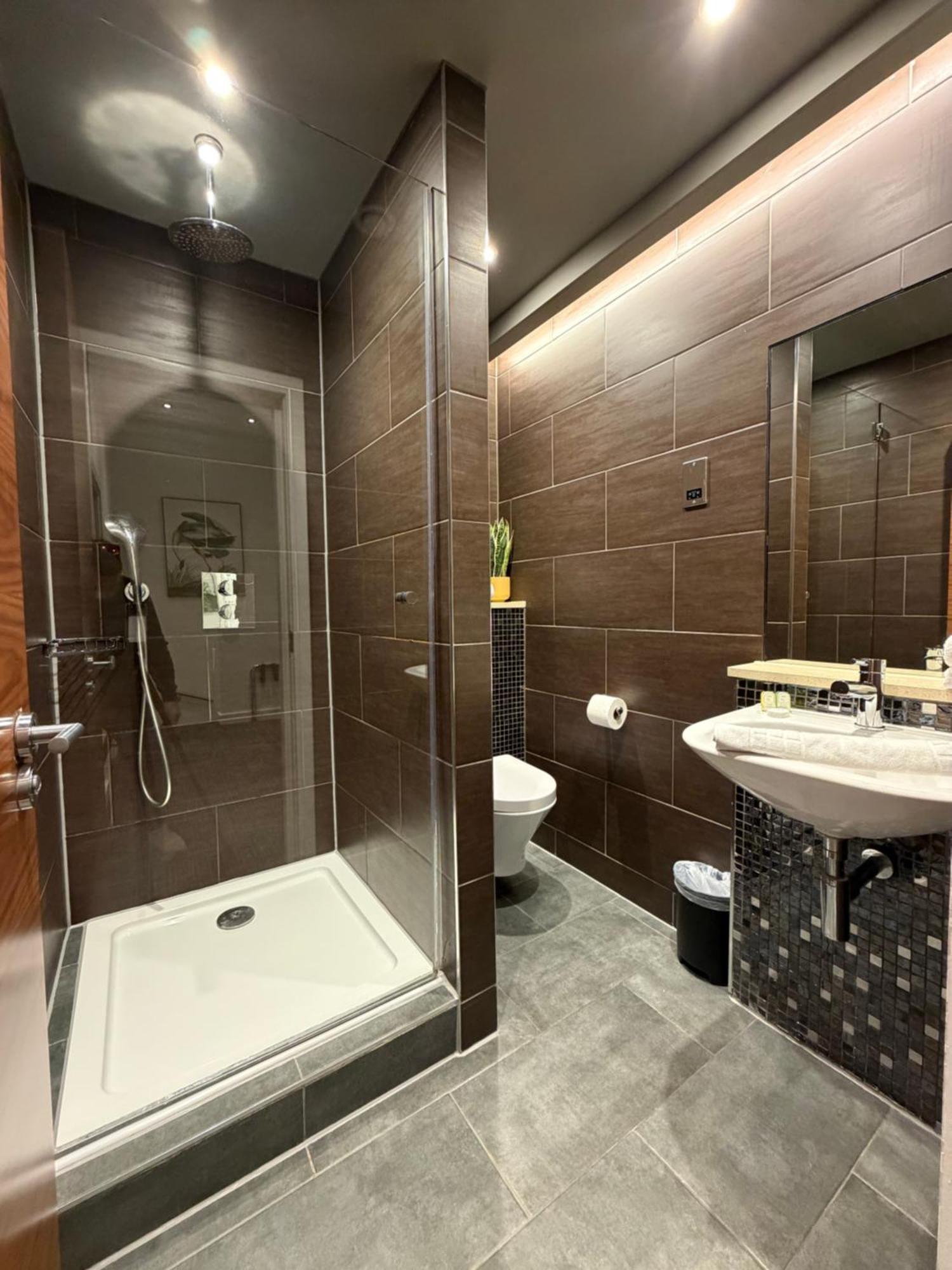 Two Bedroom Luxe Sleeps 6
