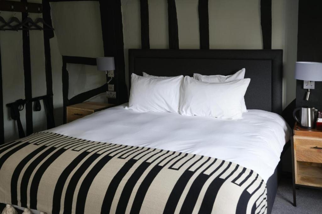 Deluxe Double Room Shower