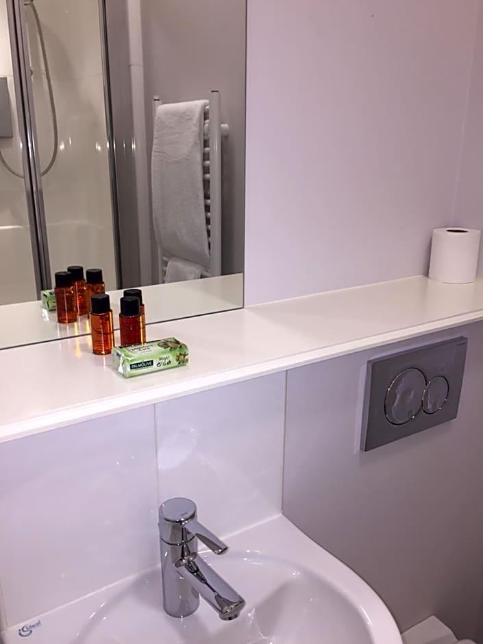 Standard Single Room Shower