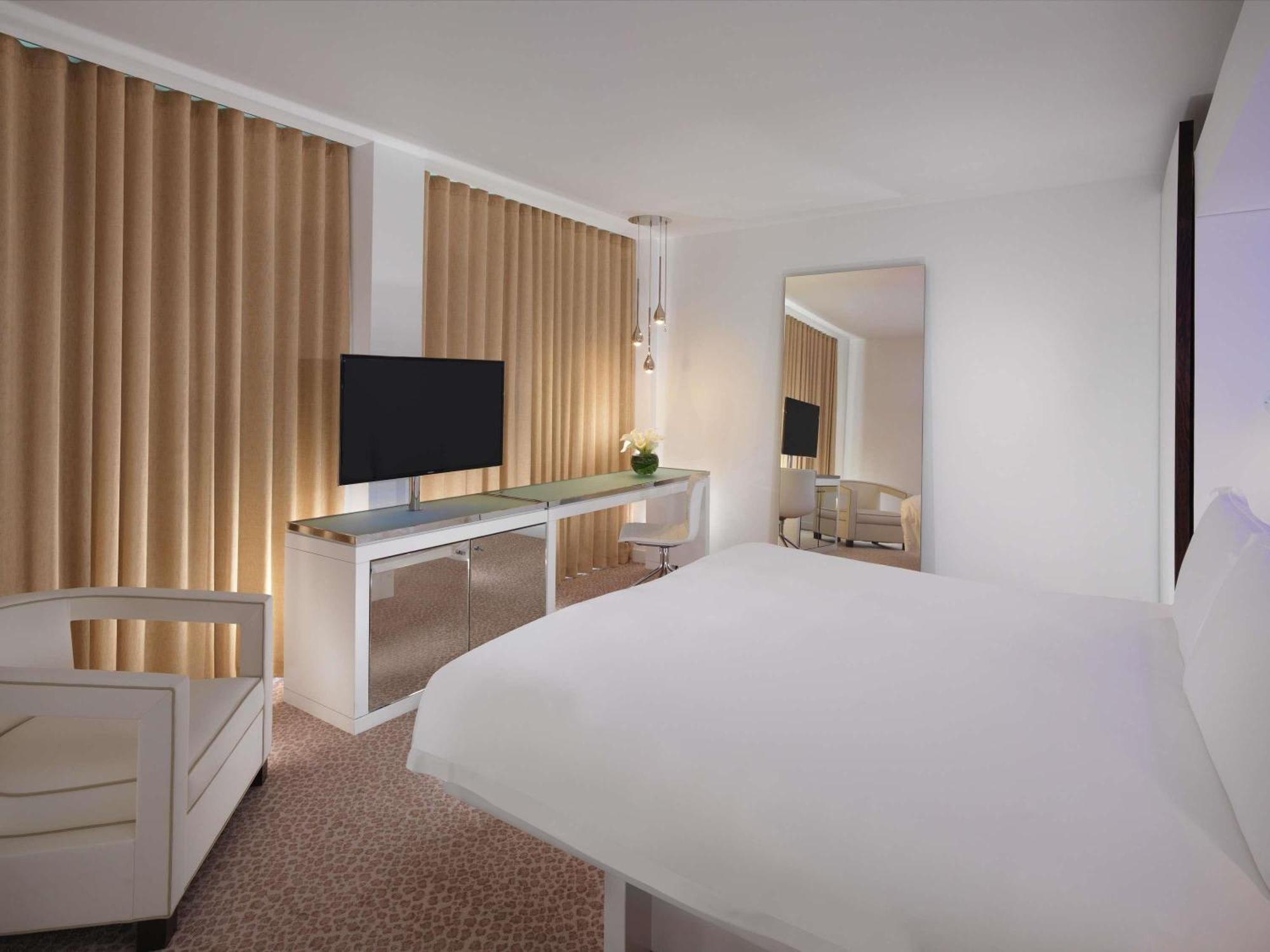 Deluxe king bed room