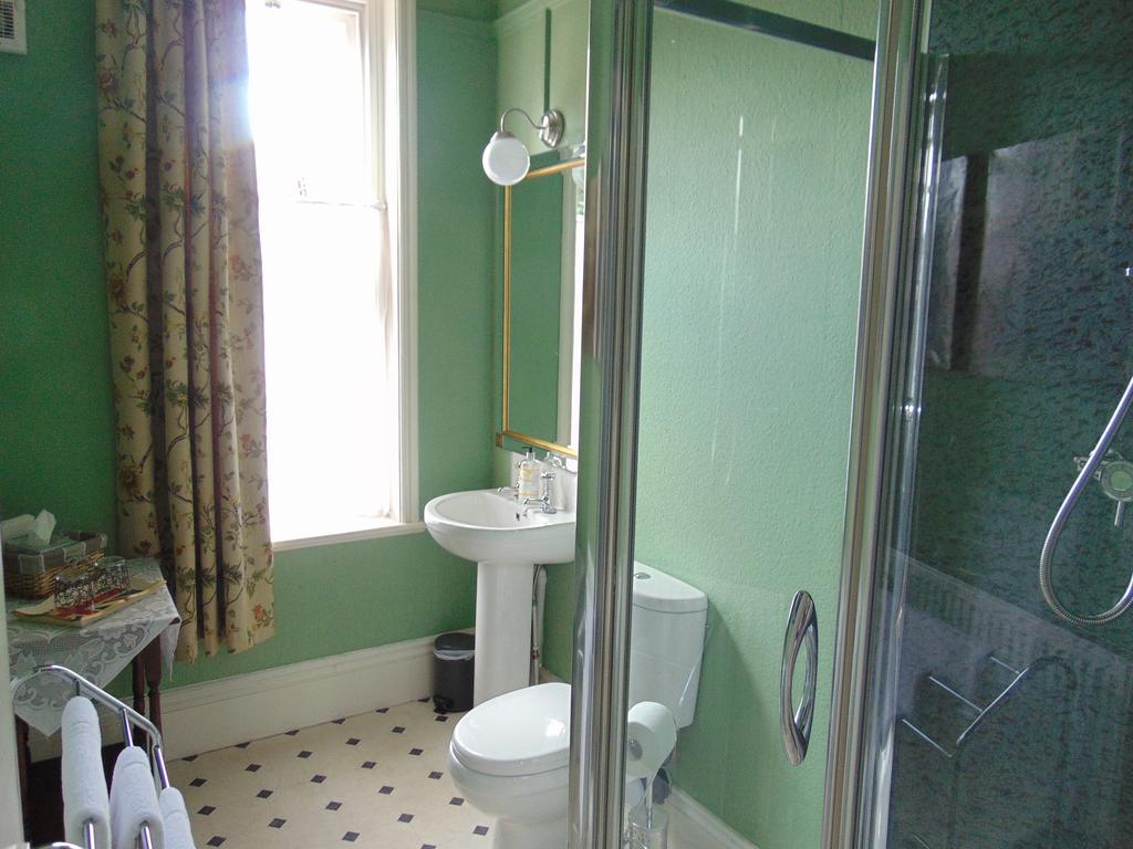 Superior Double Room Shower