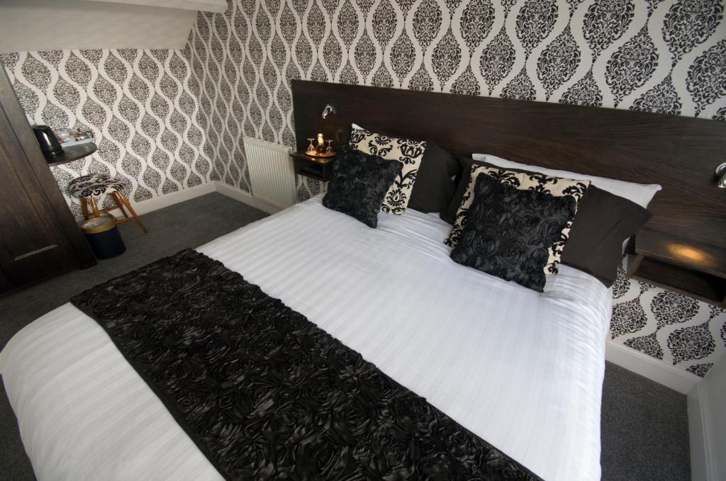 Superior King Room 8