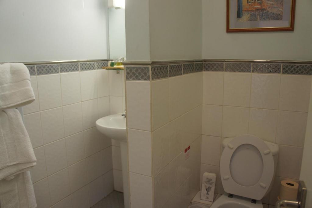 Twin Room with Shared Bathroom and Toilet - Annexe,139153677:JPEG