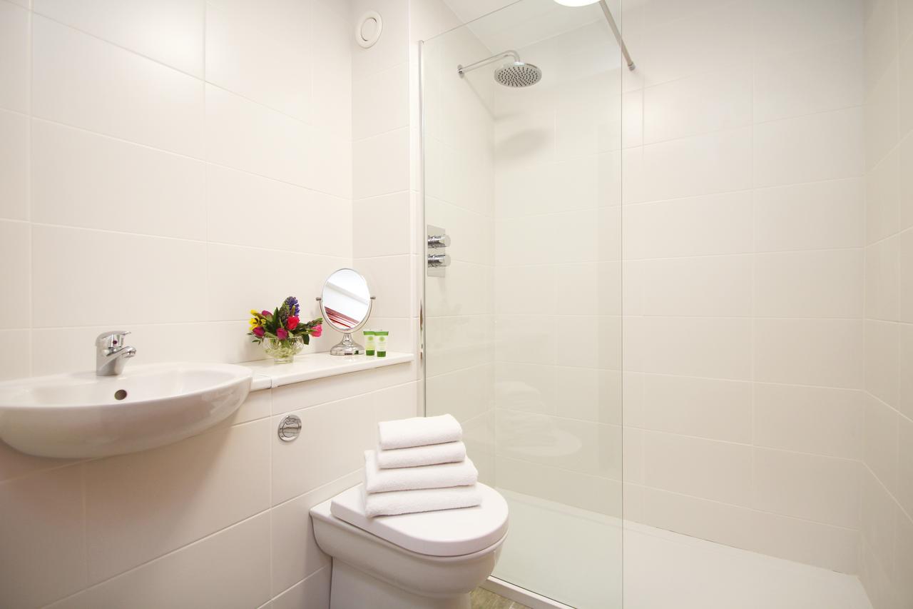 Double room Queen Bed Shower