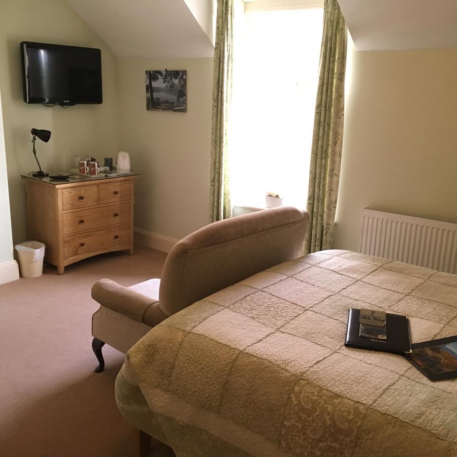 Deluxe King Room Seating Area