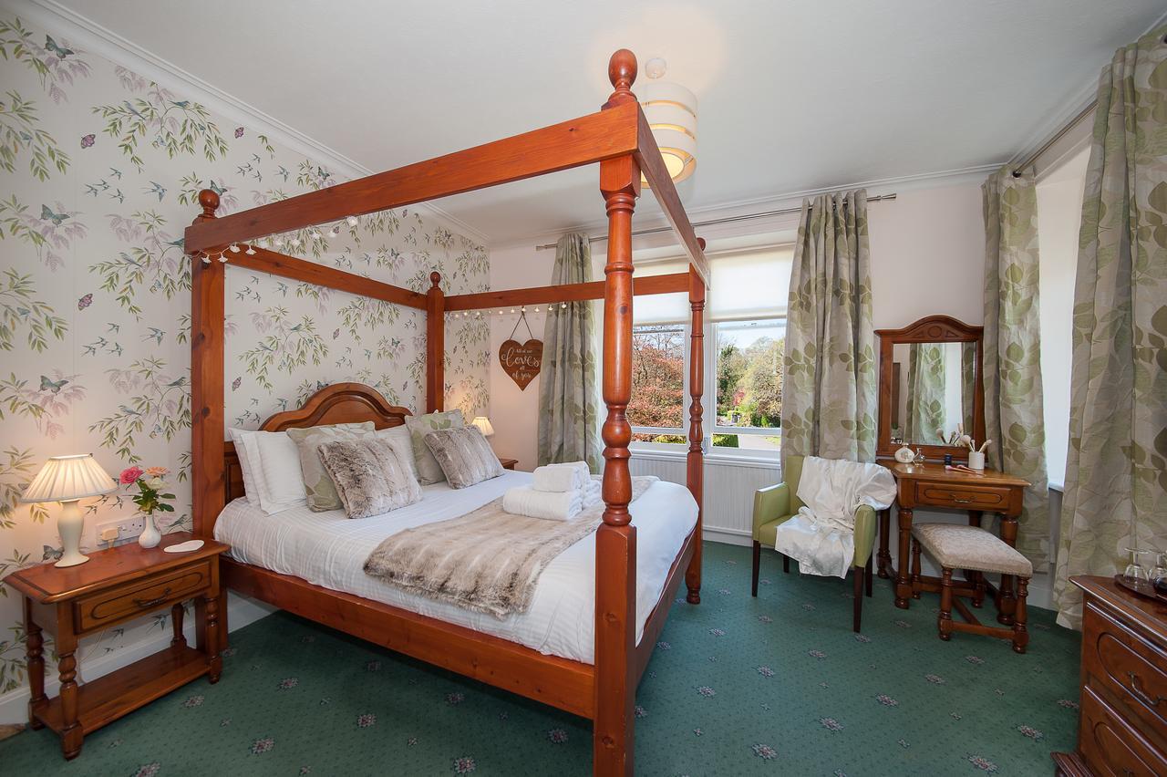 Superior Double Room Four-Poster Bed 2