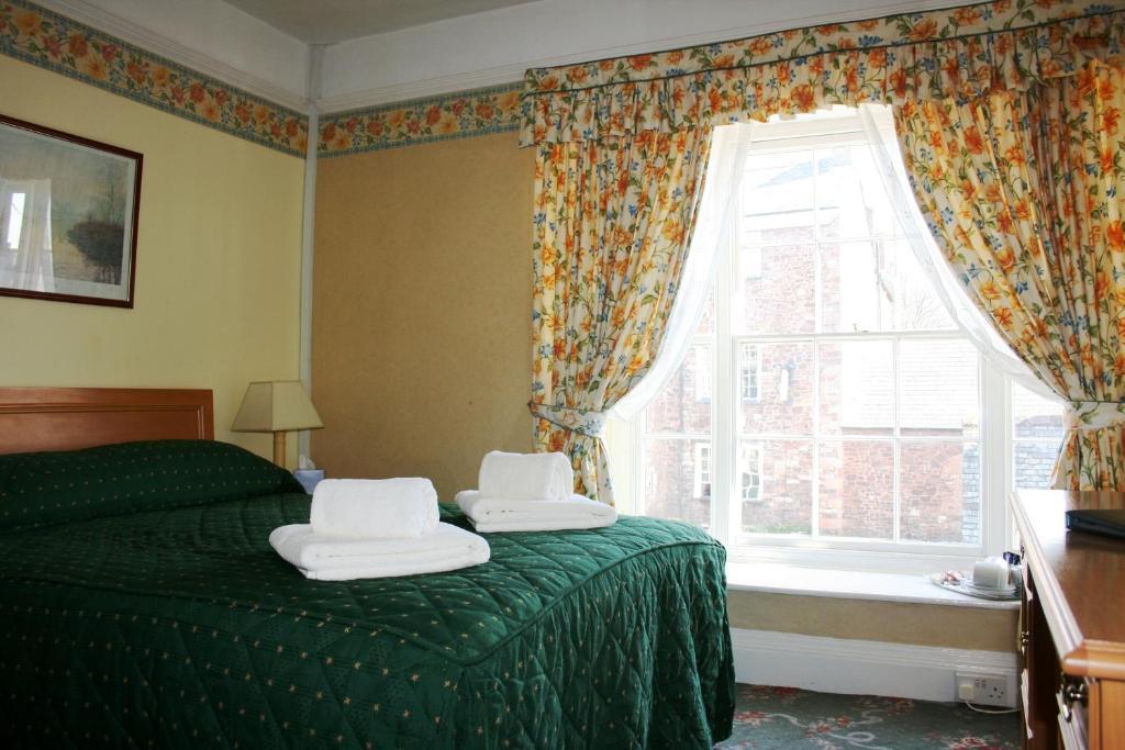 Family Room (2 Adults + 1 Child)