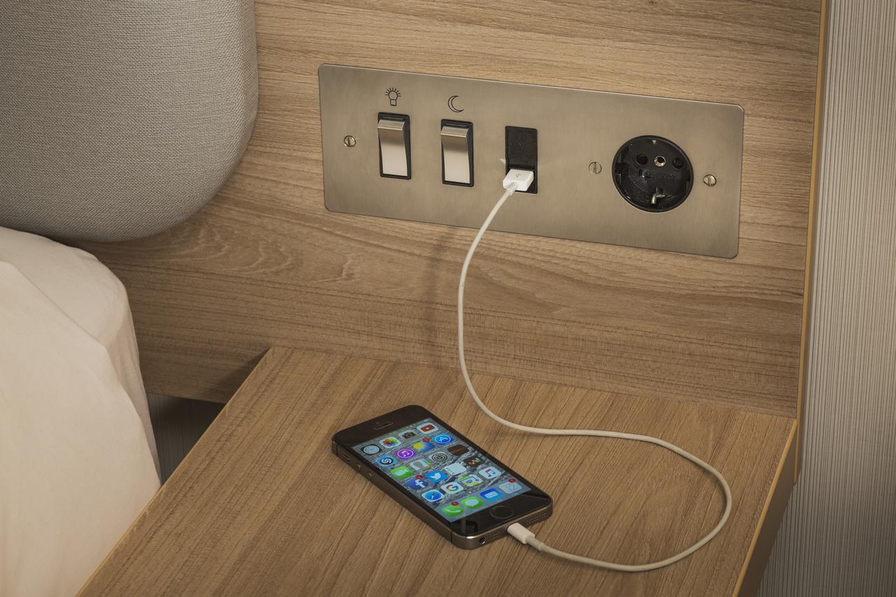 Habitación doble estándar con sofá cama individual y desayuno caliente gratuito