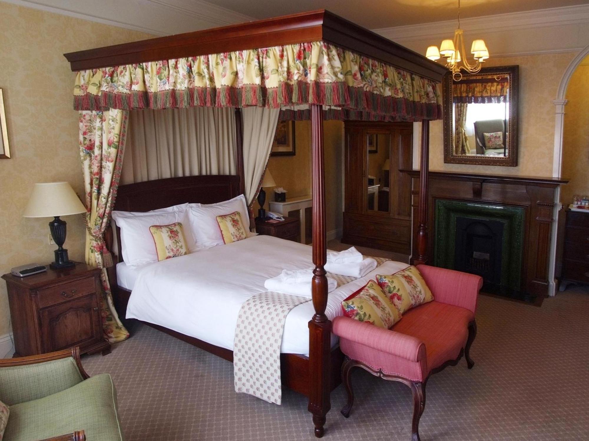 Double Room Four Poster Bed