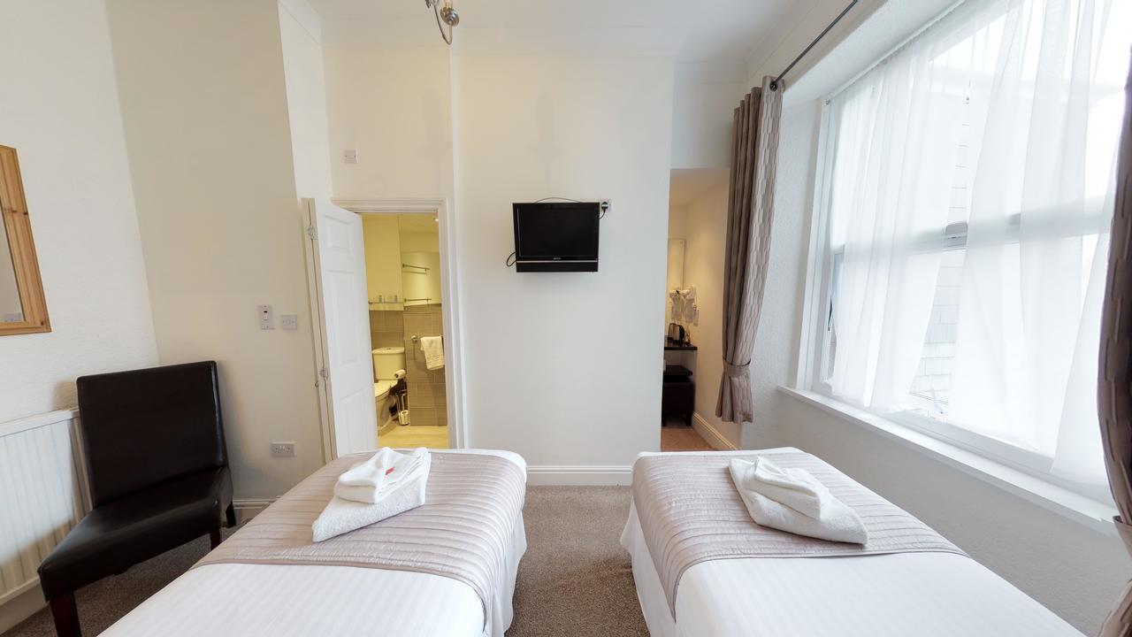 Twin Room with Bathroom