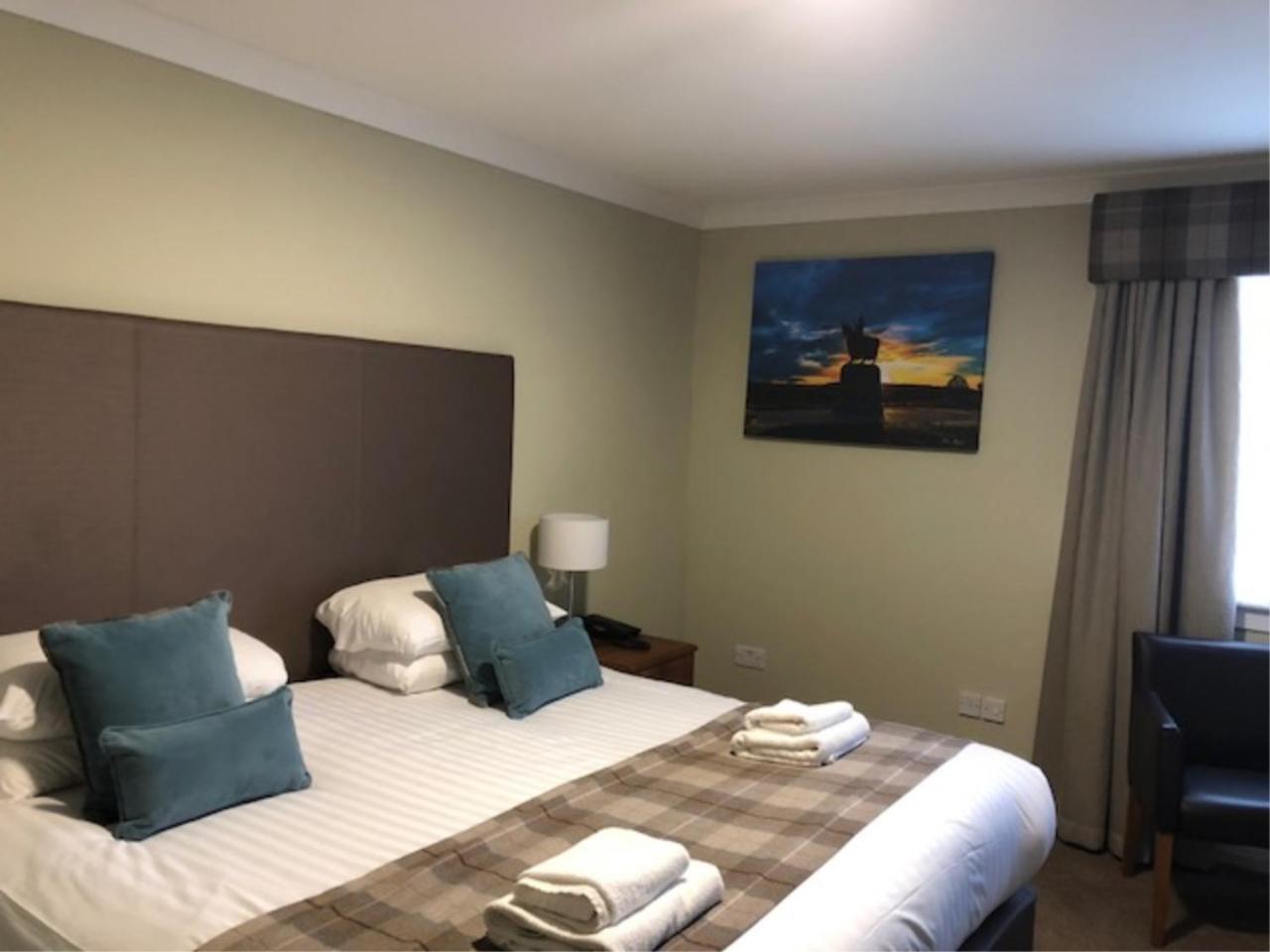 Habitación con cama extragrande.
