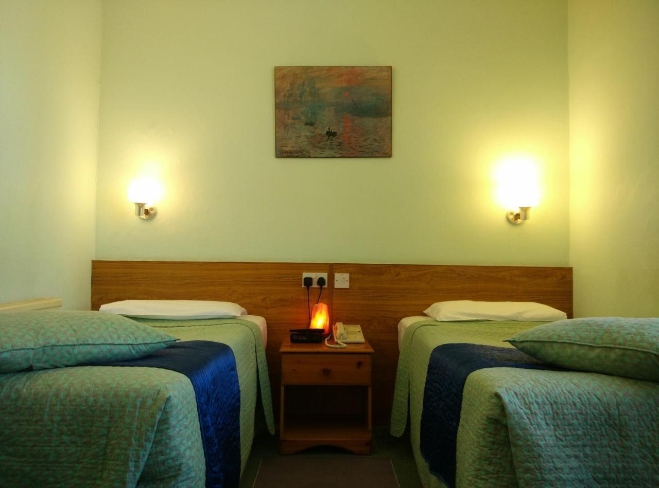 Standard Twin Room Ensuite Bathroom