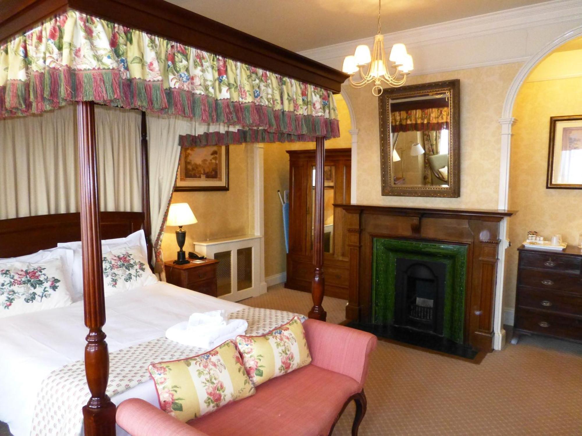 Double Room Four Poster Bed